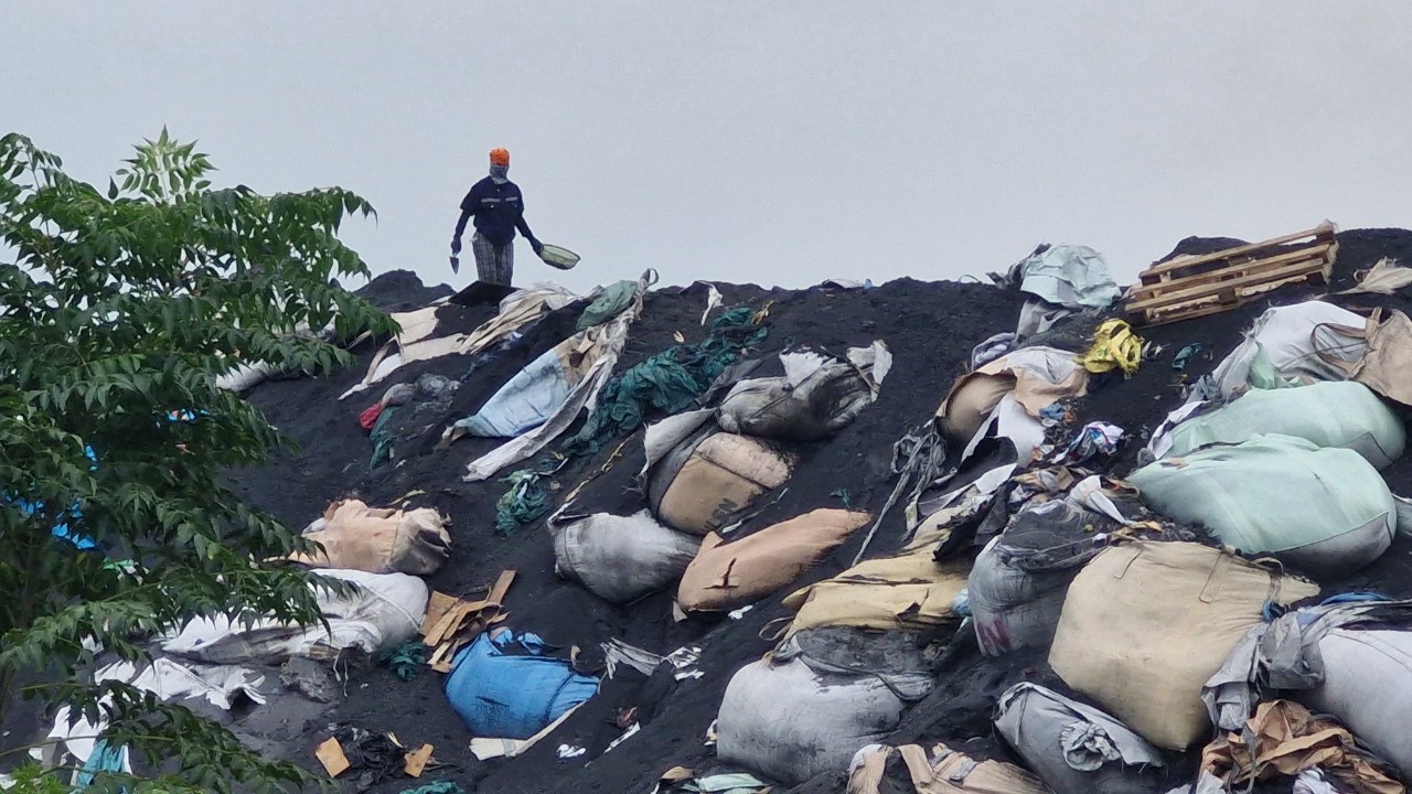 R&aacute;c thải c&ocirc;ng nghiệp ngập đường ở Bắc Ninh: V&igrave; sao kh&oacute; xử l&yacute;?- Ảnh 4.