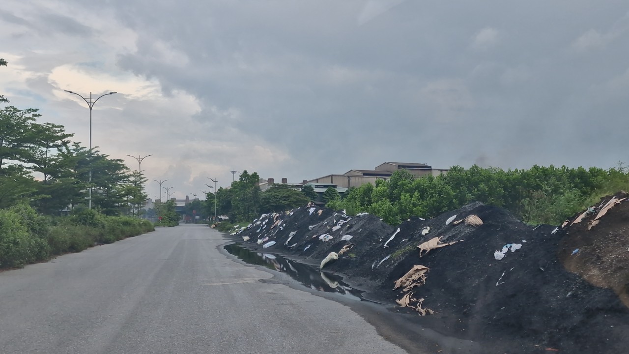 R&aacute;c thải c&ocirc;ng nghiệp ngập đường ở Bắc Ninh: V&igrave; sao kh&oacute; xử l&yacute;?- Ảnh 9.