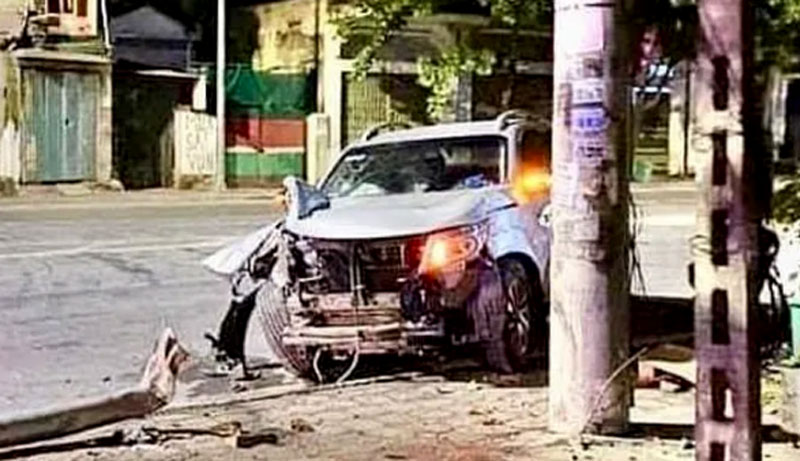 Hiện trường cú đâm trực diện vào cột điện, khiến đầu chiếc xe bán tải biến dạng. Hiện trường cú đâm trực diện vào cột điện, khiến đầu chiếc xe bán tải biến dạng.