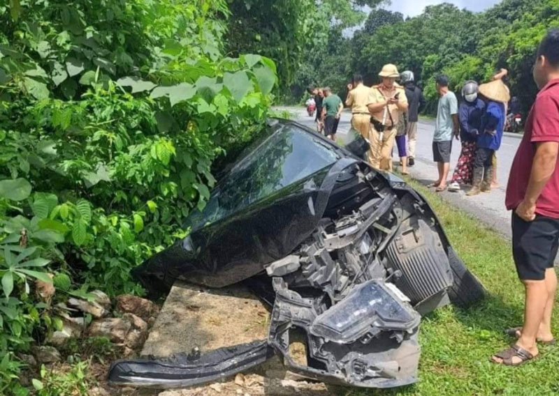 Hiện trường vụ tai nạn khiến xế hộp gần như nát bét, 1 người bị thương. Hiện trường vụ tai nạn khiến xế hộp gần như nát bét, 1 người bị thương.