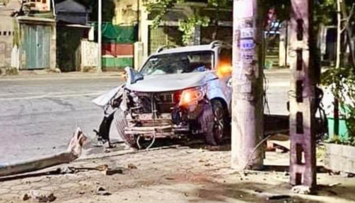 Xe b&aacute;n tải biến dạng sau c&uacute; đ&acirc;m trực diện v&agrave;o cột điện tr&ecirc;n quốc lộ l&uacute;c nửa đ&ecirc;m- Ảnh 1.