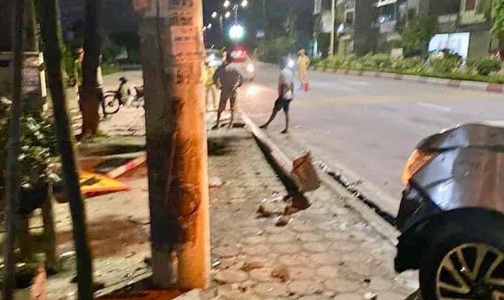 Xe b&aacute;n tải biến dạng sau c&uacute; đ&acirc;m trực diện v&agrave;o cột điện tr&ecirc;n quốc lộ l&uacute;c nửa đ&ecirc;m- Ảnh 2.