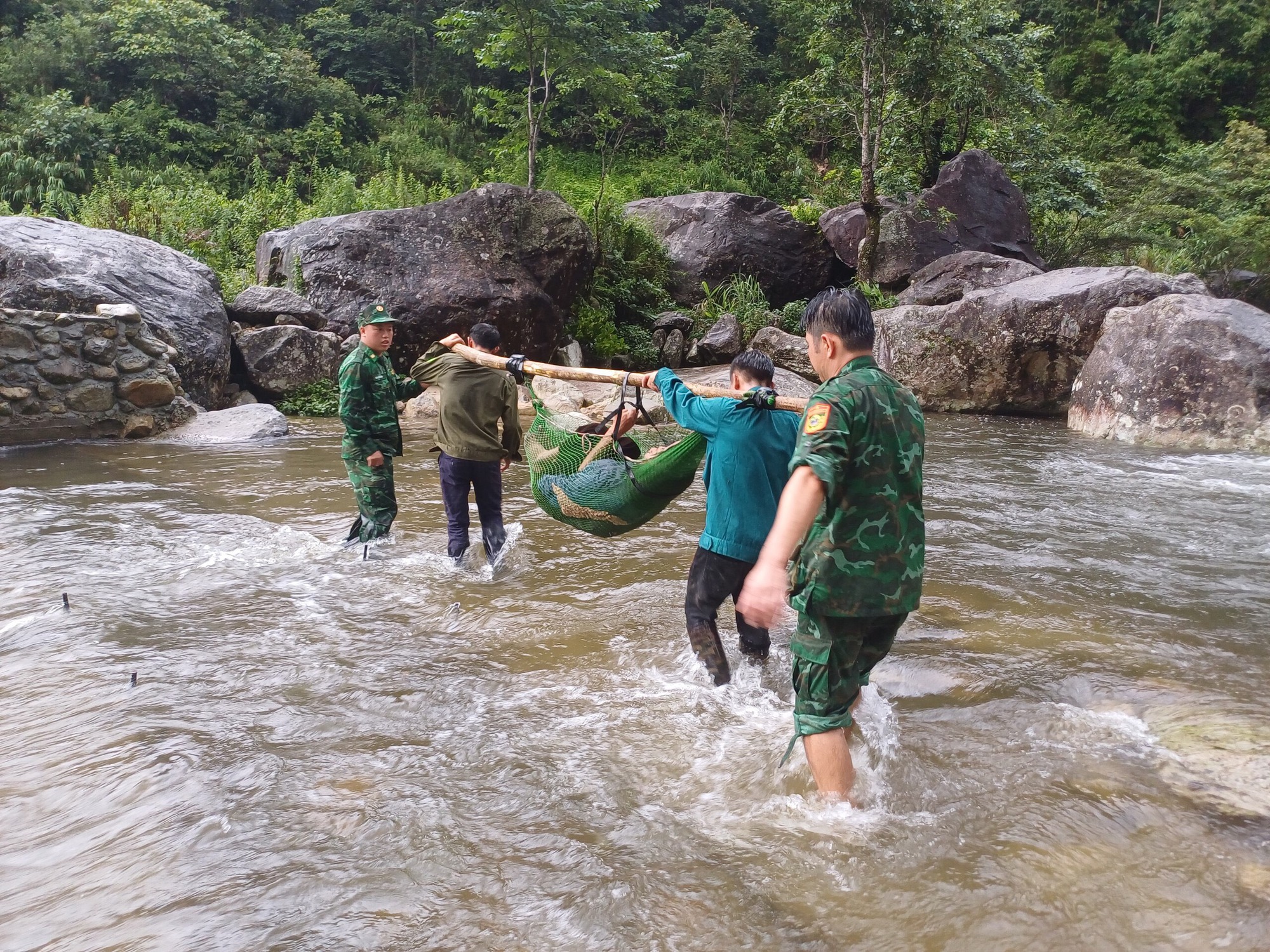 Lai Ch&acirc;u: Cứu sống người đ&agrave;n &ocirc;ng sau 4 ng&agrave;y bị rơi xuống vực- Ảnh 1.