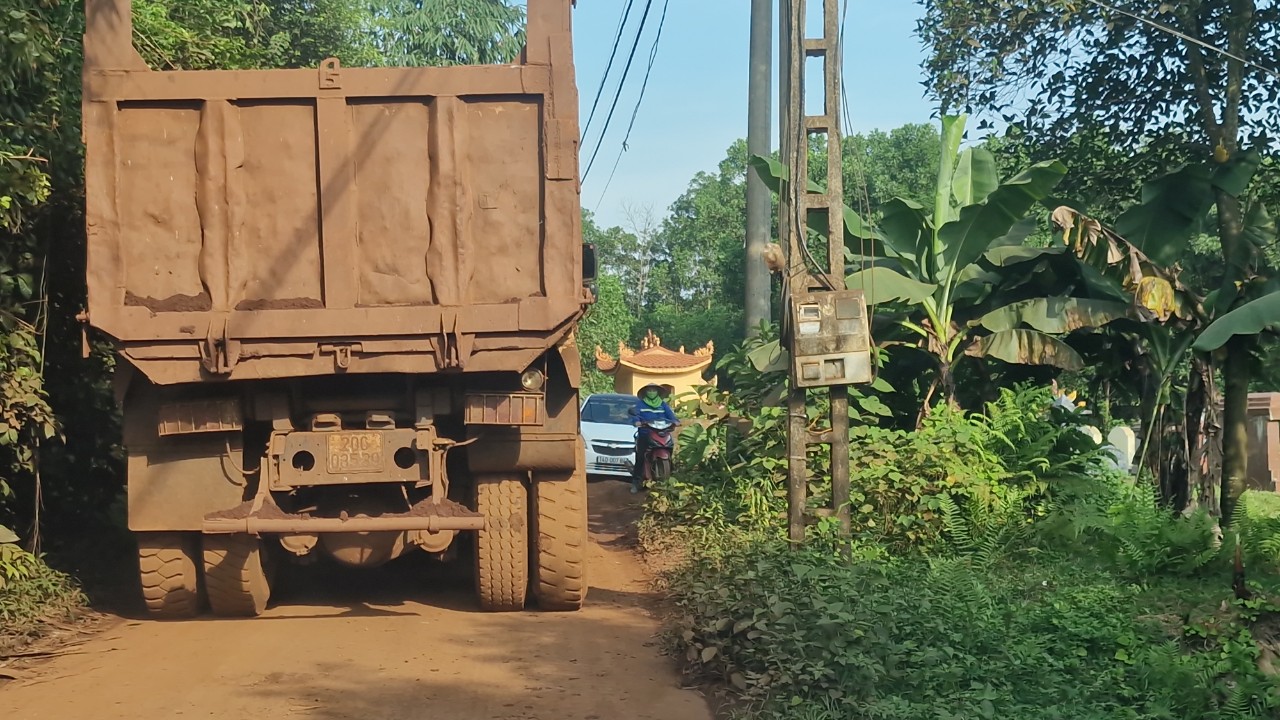 Đồng Hỷ, Th&aacute;i Nguy&ecirc;n: Xe hết đăng kiểm 9 năm vẫn ngh&ecirc;nh ngang chở quặng- Ảnh 9.