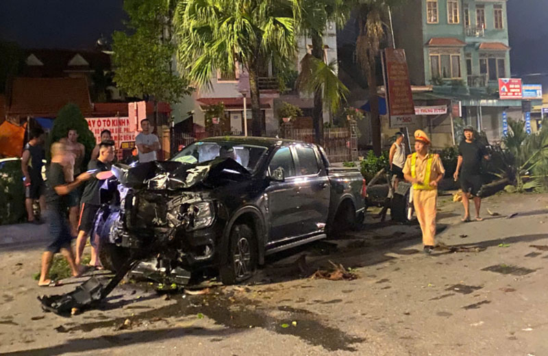 Hiện trường vụ tai nạn khiến chiếc xe b&aacute;n tải biến dạng tr&ecirc;n quốc lộ 18 ở Quảng Ninh.