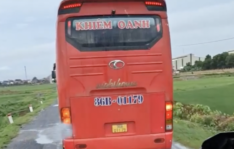 L&agrave;m r&otilde; việc xe kh&aacute;ch Khi&ecirc;m Oanh ng&aacute;ng đường xe kh&aacute;c để gi&agrave;nh kh&aacute;ch- Ảnh 1.