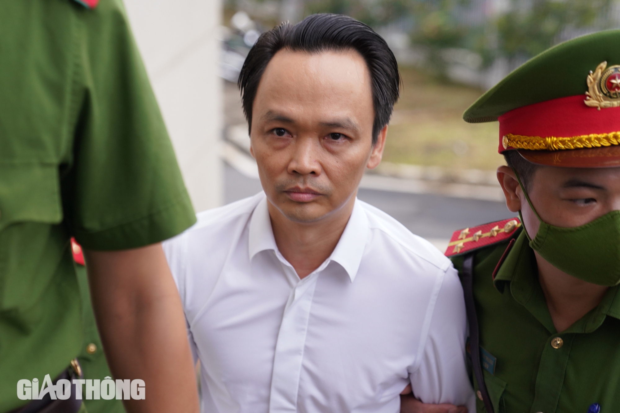 Cảnh s&aacute;t dẫn giải cựu Chủ tịch FLC Trịnh Văn Quyết v&agrave; c&aacute;c bị c&aacute;o đến t&ograve;a &aacute;n- Ảnh 2.