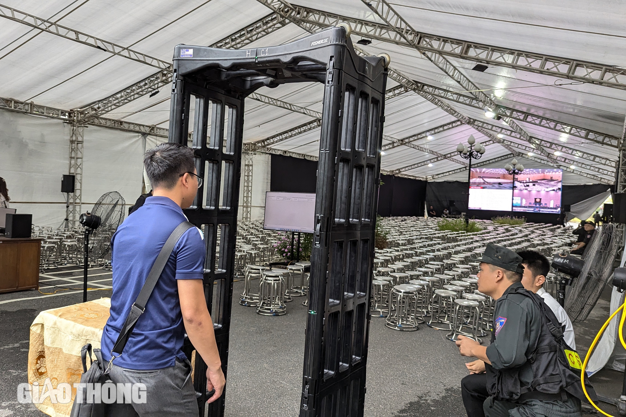 Cảnh s&aacute;t dẫn giải cựu Chủ tịch FLC Trịnh Văn Quyết v&agrave; c&aacute;c bị c&aacute;o đến t&ograve;a &aacute;n- Ảnh 8.