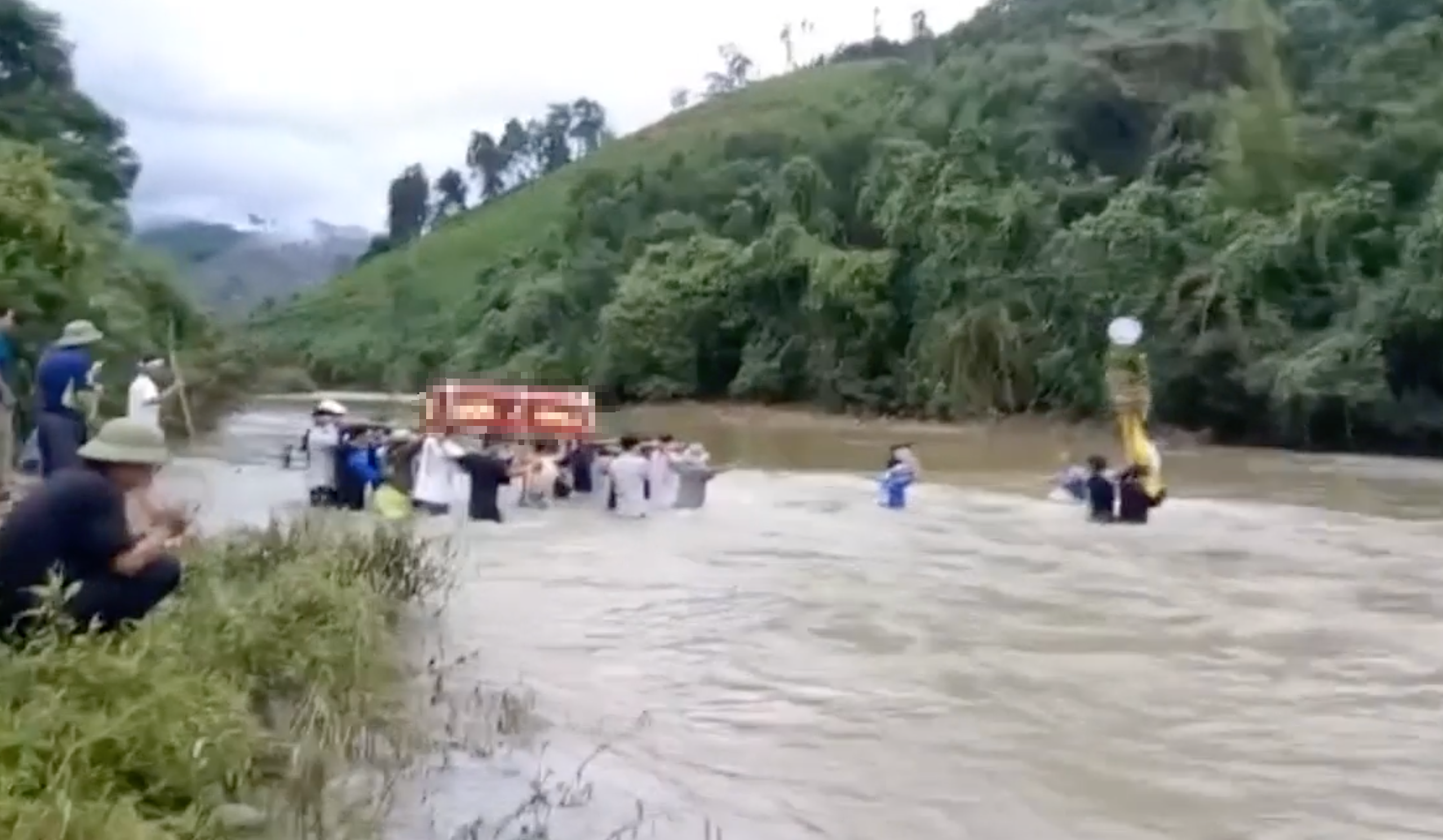 X&oacute;t cảnh người d&acirc;n khi&ecirc;ng quan t&agrave;i, lội suối tới ngực an t&aacute;ng người th&acirc;n- Ảnh 1.