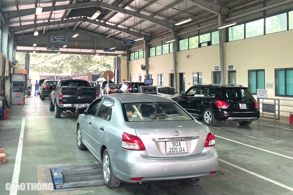 Ô tô vỡ đèn lùi có được đăng kiểm?- Ảnh 1. Ô tô vỡ đèn lùi có được đăng kiểm?- Ảnh 1.