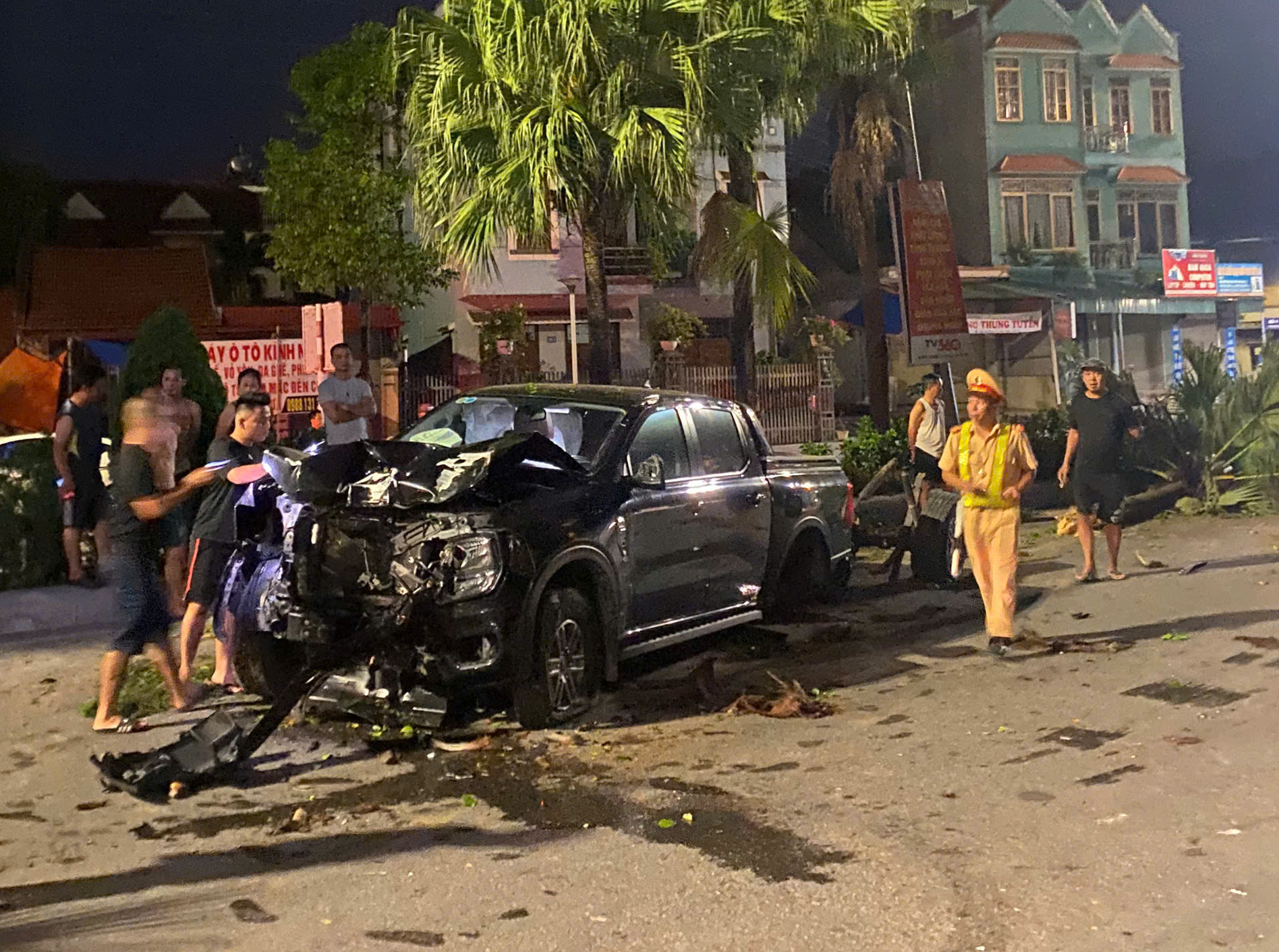 Xe bán tải biến dạng sau cú tông dải phân cách, ba người thoát nạn- Ảnh 1. Xe bán tải biến dạng sau cú tông dải phân cách, ba người thoát nạn- Ảnh 1.