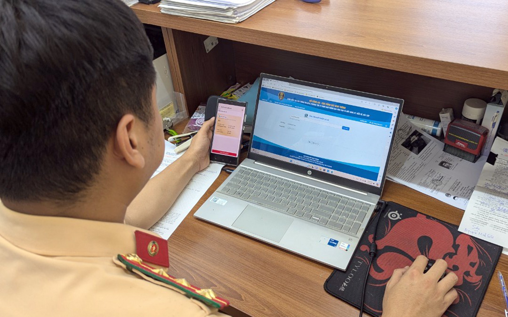 Trừ tiền phạt vi phạm giao th&ocirc;ng qua t&agrave;i khoản thế n&agrave;o?