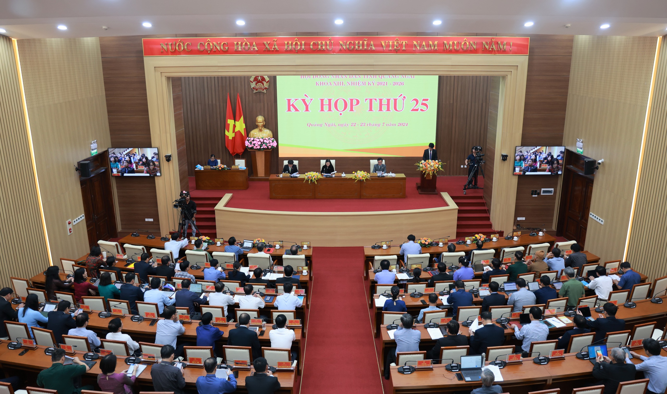 HĐND tỉnh Quảng Ng&atilde;i d&agrave;nh một ph&uacute;t mặc niệm tưởng nhớ Tổng B&iacute; thư Nguyễn Ph&uacute; Trọng- Ảnh 3.