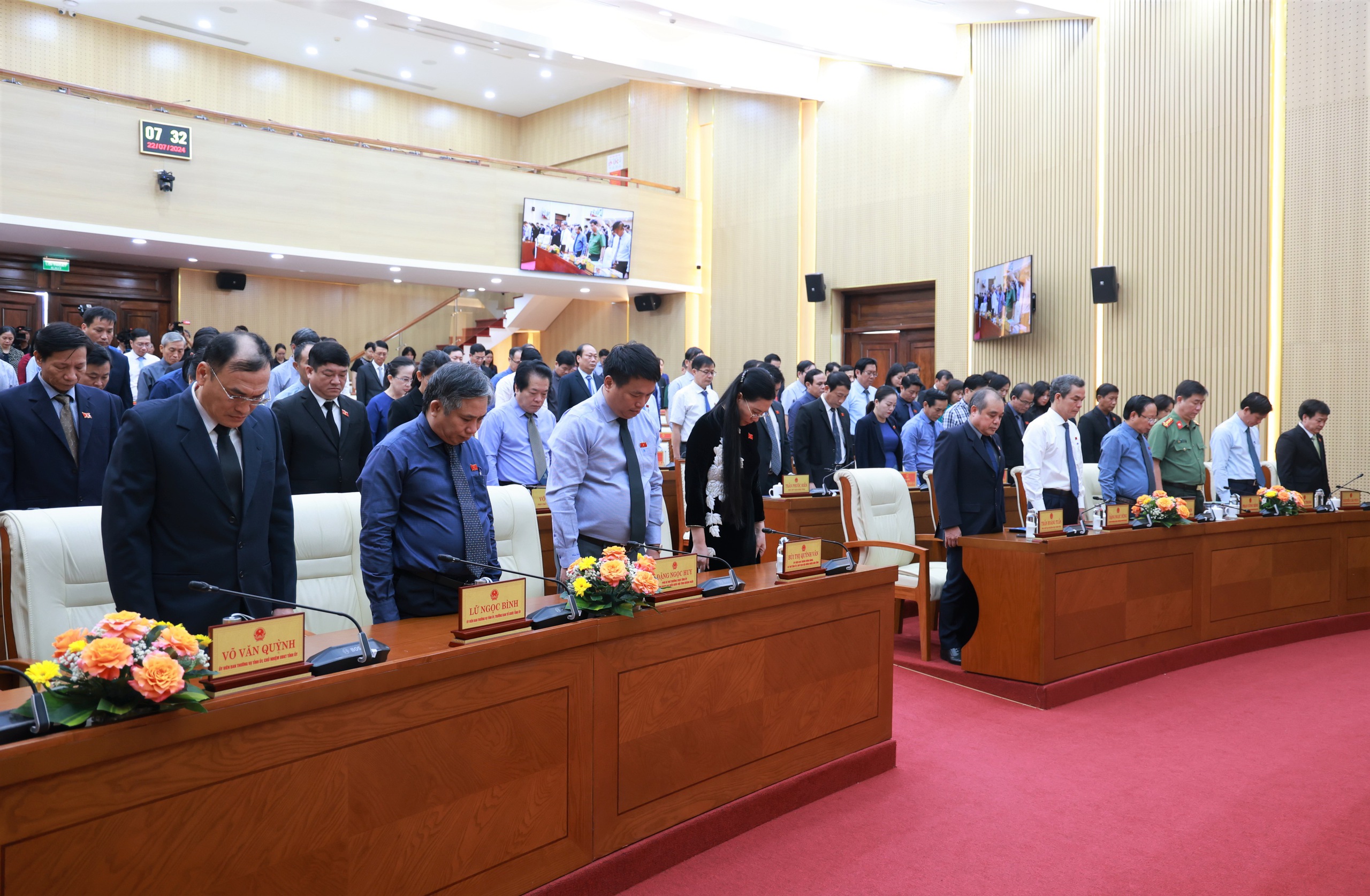HĐND tỉnh Quảng Ng&atilde;i d&agrave;nh một ph&uacute;t mặc niệm tưởng nhớ Tổng B&iacute; thư Nguyễn Ph&uacute; Trọng- Ảnh 2.