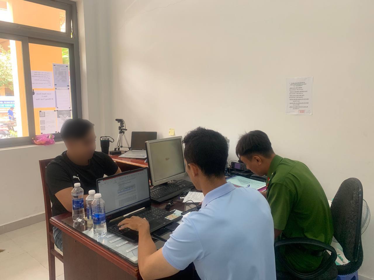 C&ocirc;ng an TP.HCM xử l&yacute; 3 đối tượng th&ocirc;ng tin sai sự thật, xuy&ecirc;n tạc- Ảnh 2.