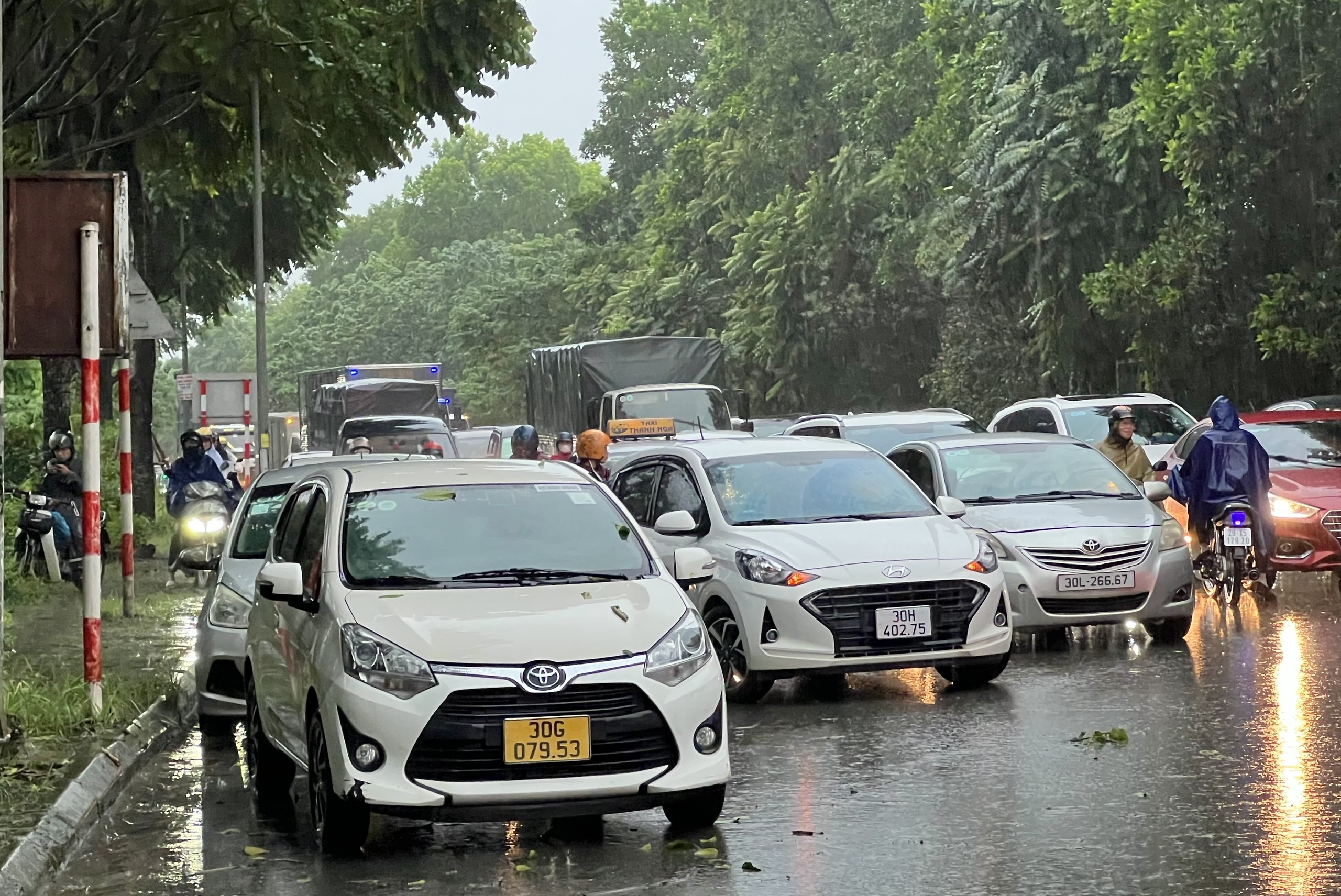 H&agrave; Nội: Người d&acirc;n b&igrave; b&otilde;m lội về nh&agrave; giờ tan tầm- Ảnh 3.