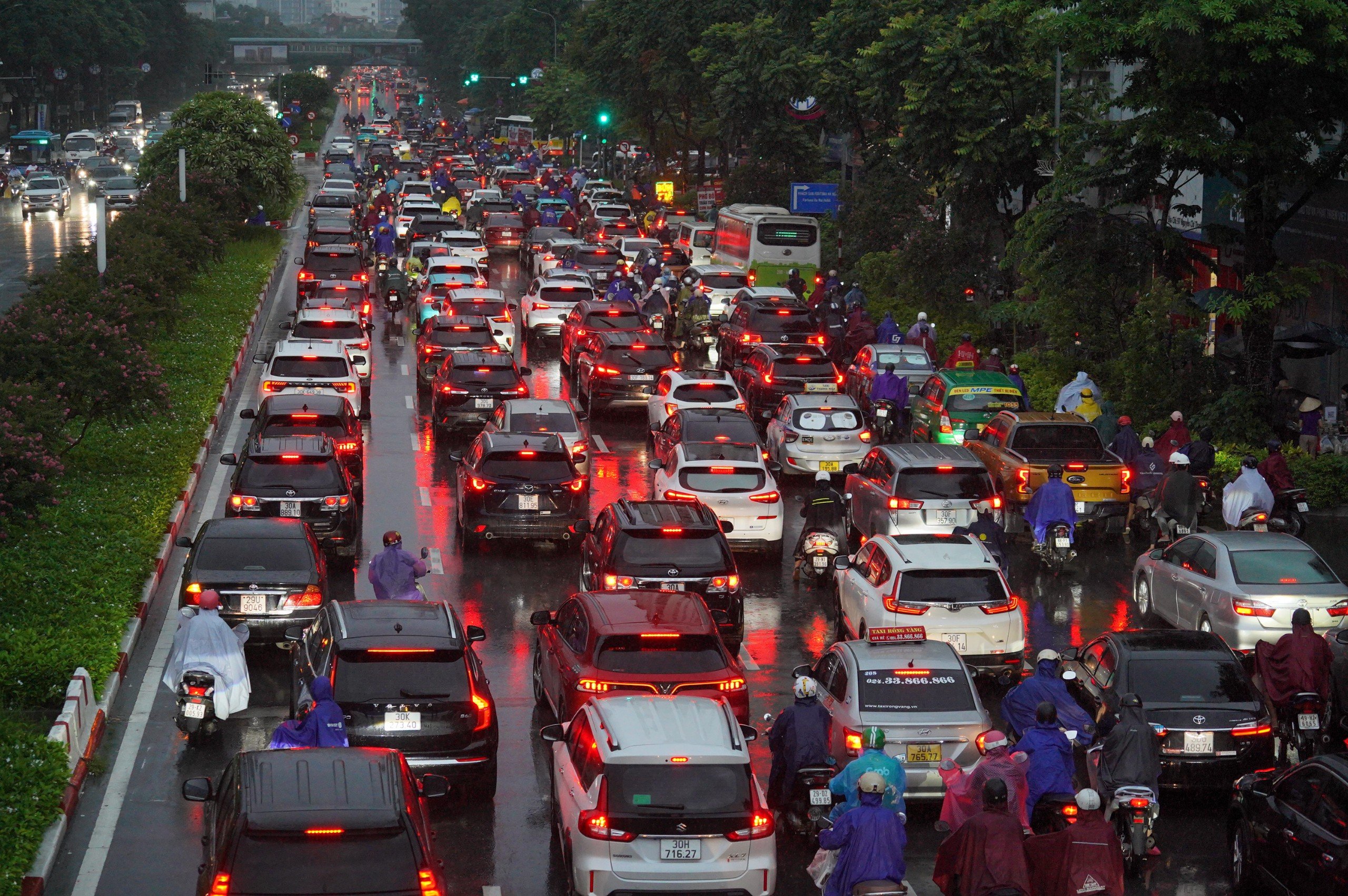 Mưa k&eacute;o d&agrave;i, người d&acirc;n H&agrave; Nội chật vật di chuyển tr&ecirc;n đường phố &ugrave;n tắc- Ảnh 6.