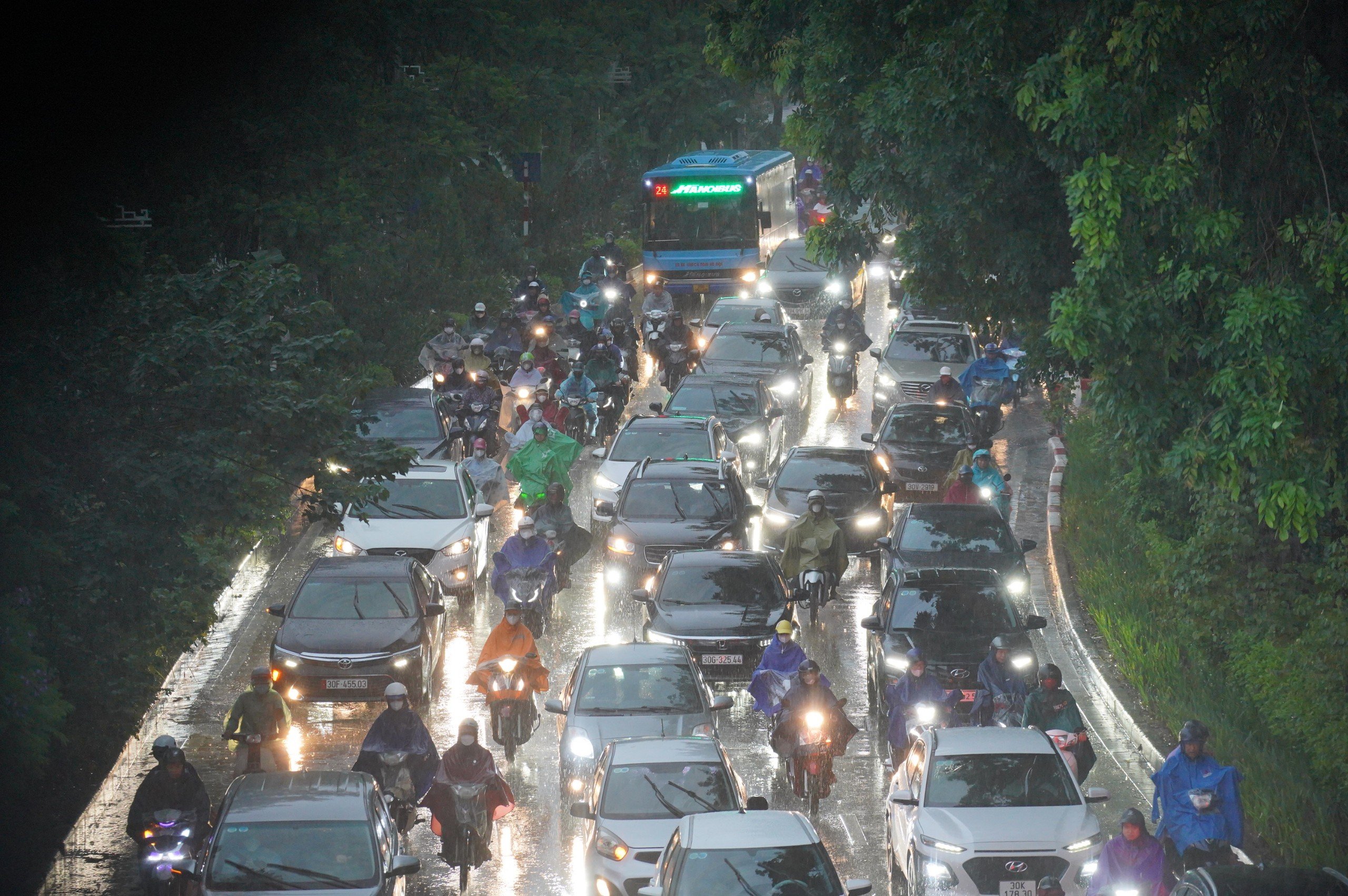 Mưa k&eacute;o d&agrave;i, người d&acirc;n H&agrave; Nội chật vật di chuyển tr&ecirc;n đường phố &ugrave;n tắc- Ảnh 2.