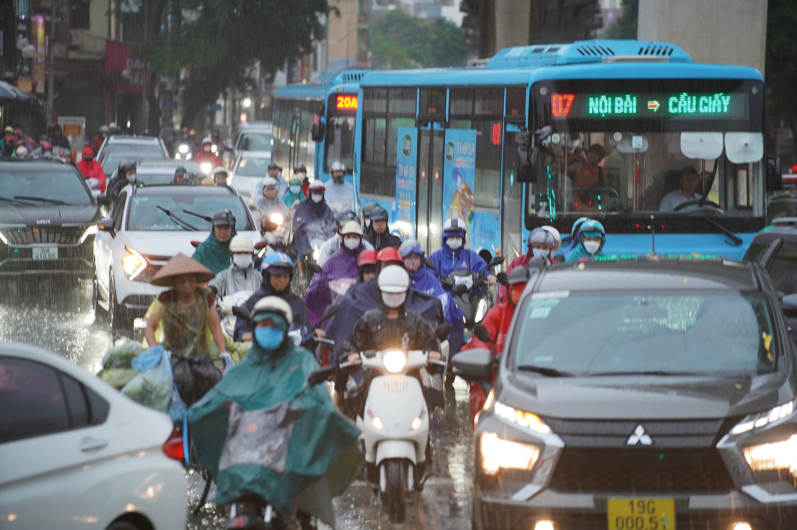 Mưa k&eacute;o d&agrave;i, người d&acirc;n H&agrave; Nội chật vật di chuyển tr&ecirc;n đường phố &ugrave;n tắc- Ảnh 11.