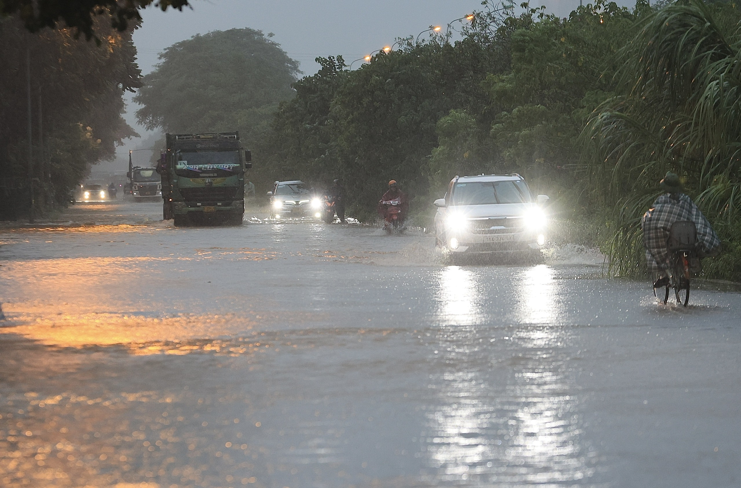 H&agrave; Nội: Người d&acirc;n b&igrave; b&otilde;m lội về nh&agrave; giờ tan tầm- Ảnh 8.