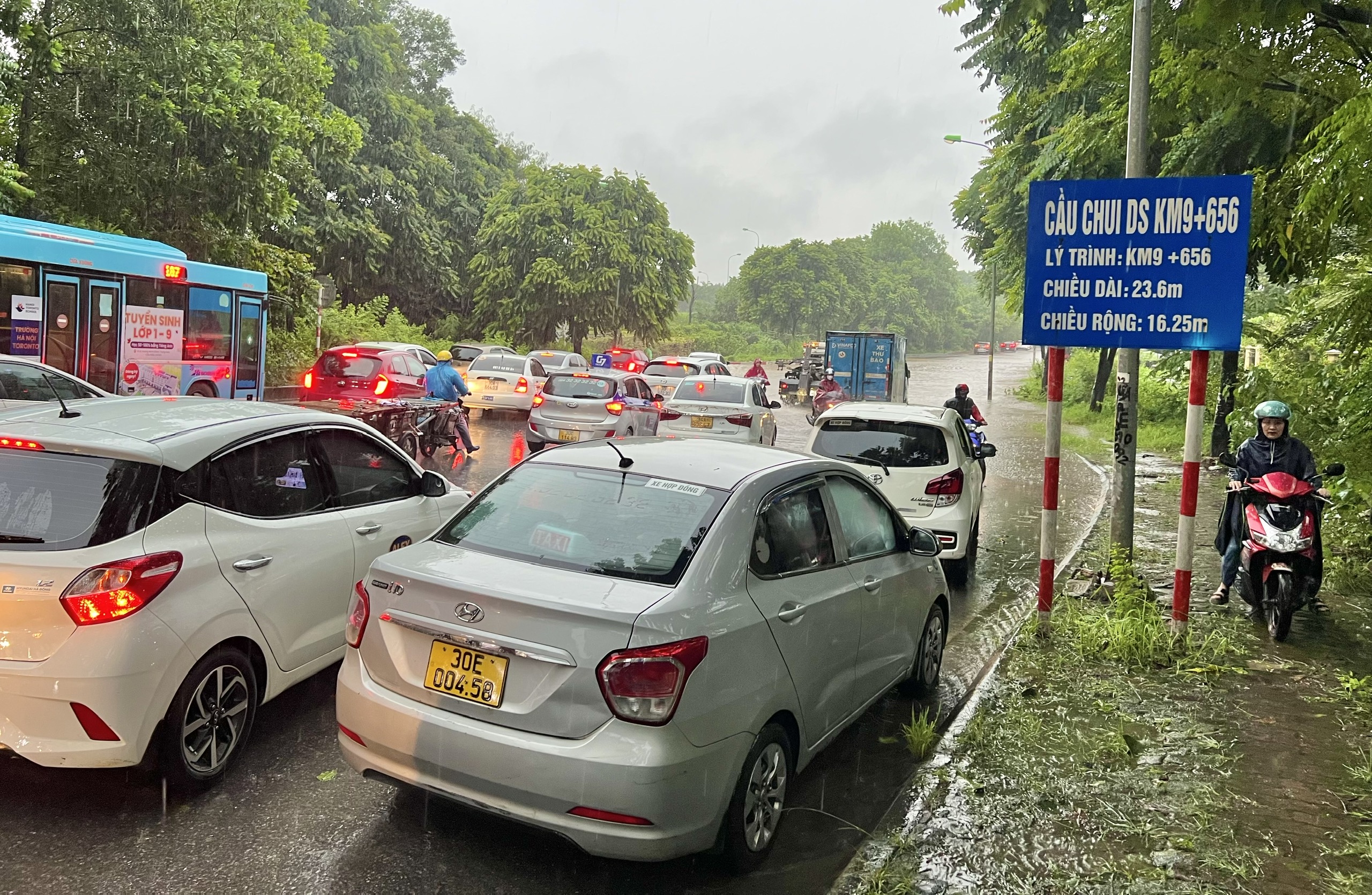 H&agrave; Nội: Người d&acirc;n b&igrave; b&otilde;m lội về nh&agrave; giờ tan tầm- Ảnh 4.