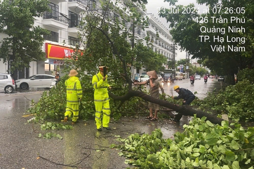 T&agrave;i xế kể gi&acirc;y ph&uacute;t CSGT giải cứu 2 &ocirc; t&ocirc; kh&aacute;ch mắc kẹt v&igrave; mưa b&atilde;o- Ảnh 1.