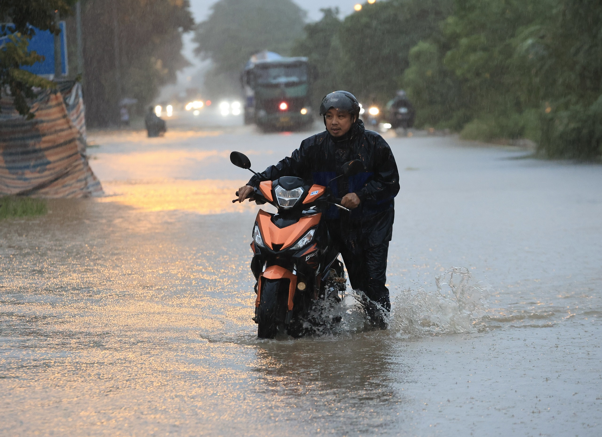 H&agrave; Nội: Người d&acirc;n b&igrave; b&otilde;m lội về nh&agrave; giờ tan tầm- Ảnh 13.
