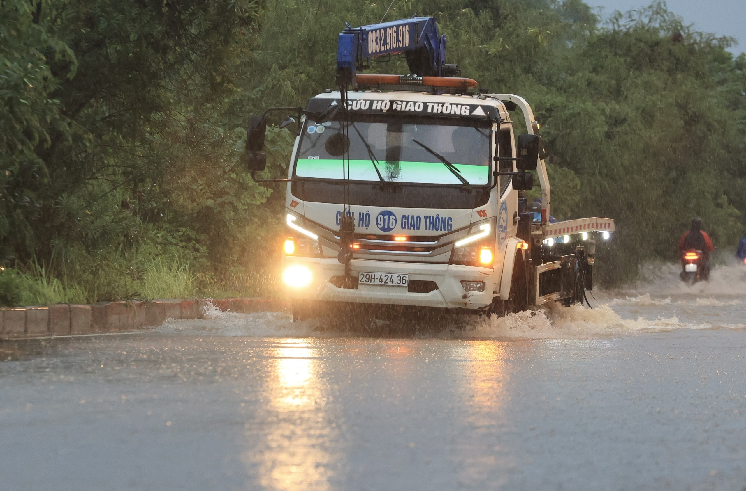 H&agrave; Nội: Người d&acirc;n b&igrave; b&otilde;m lội về nh&agrave; giờ tan tầm- Ảnh 12.