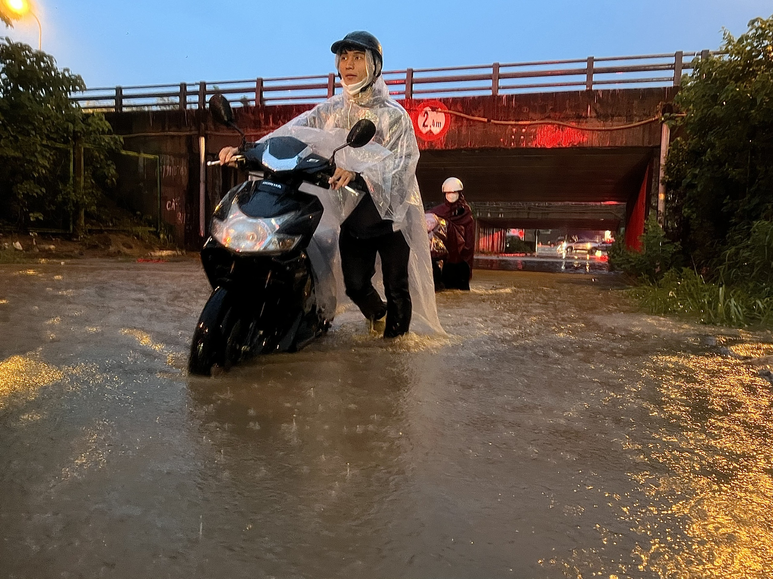 H&agrave; Nội: Người d&acirc;n b&igrave; b&otilde;m lội về nh&agrave; giờ tan tầm- Ảnh 14.