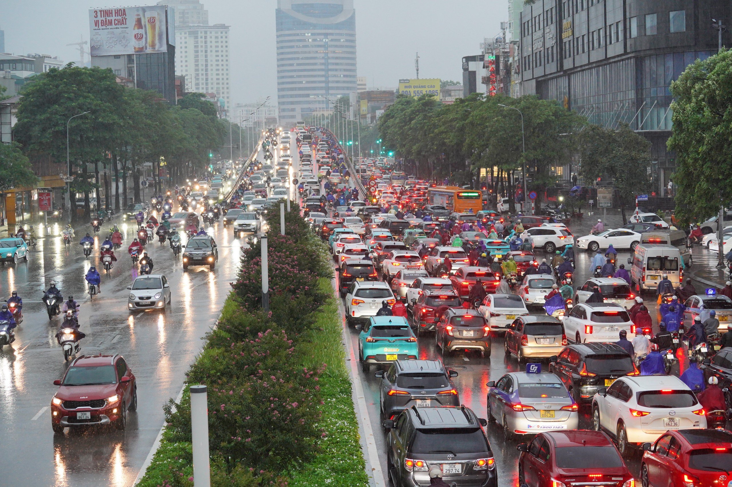 Mưa k&eacute;o d&agrave;i, người d&acirc;n H&agrave; Nội chật vật di chuyển tr&ecirc;n đường phố &ugrave;n tắc- Ảnh 8.