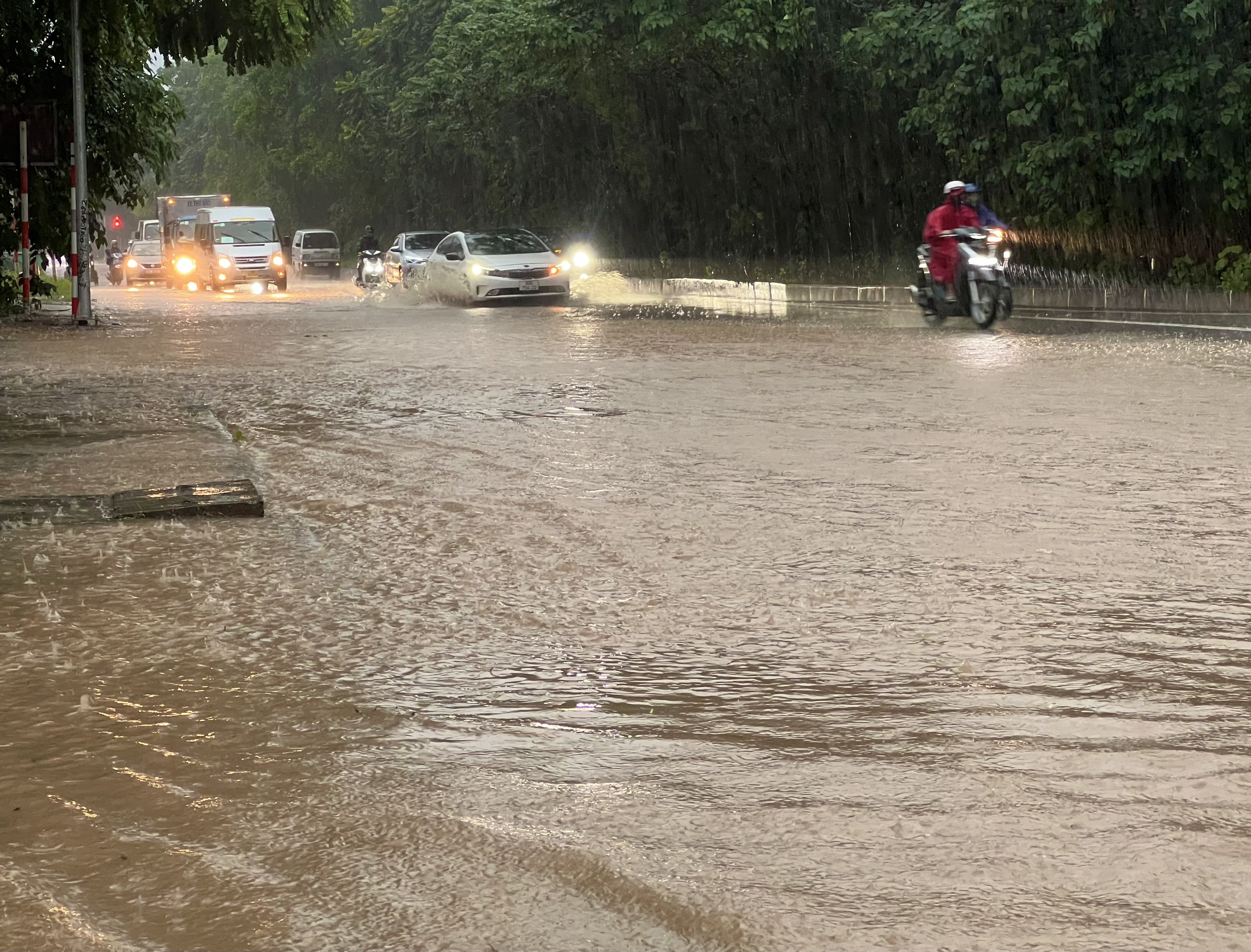 H&agrave; Nội: Người d&acirc;n b&igrave; b&otilde;m lội về nh&agrave; giờ tan tầm- Ảnh 7.