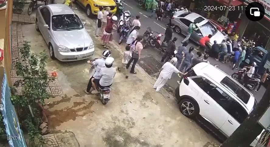 Người d&acirc;n khi&ecirc;ng xe cứu người phụ nữ mắc kẹt dưới gầm &ocirc; t&ocirc;- Ảnh 1.