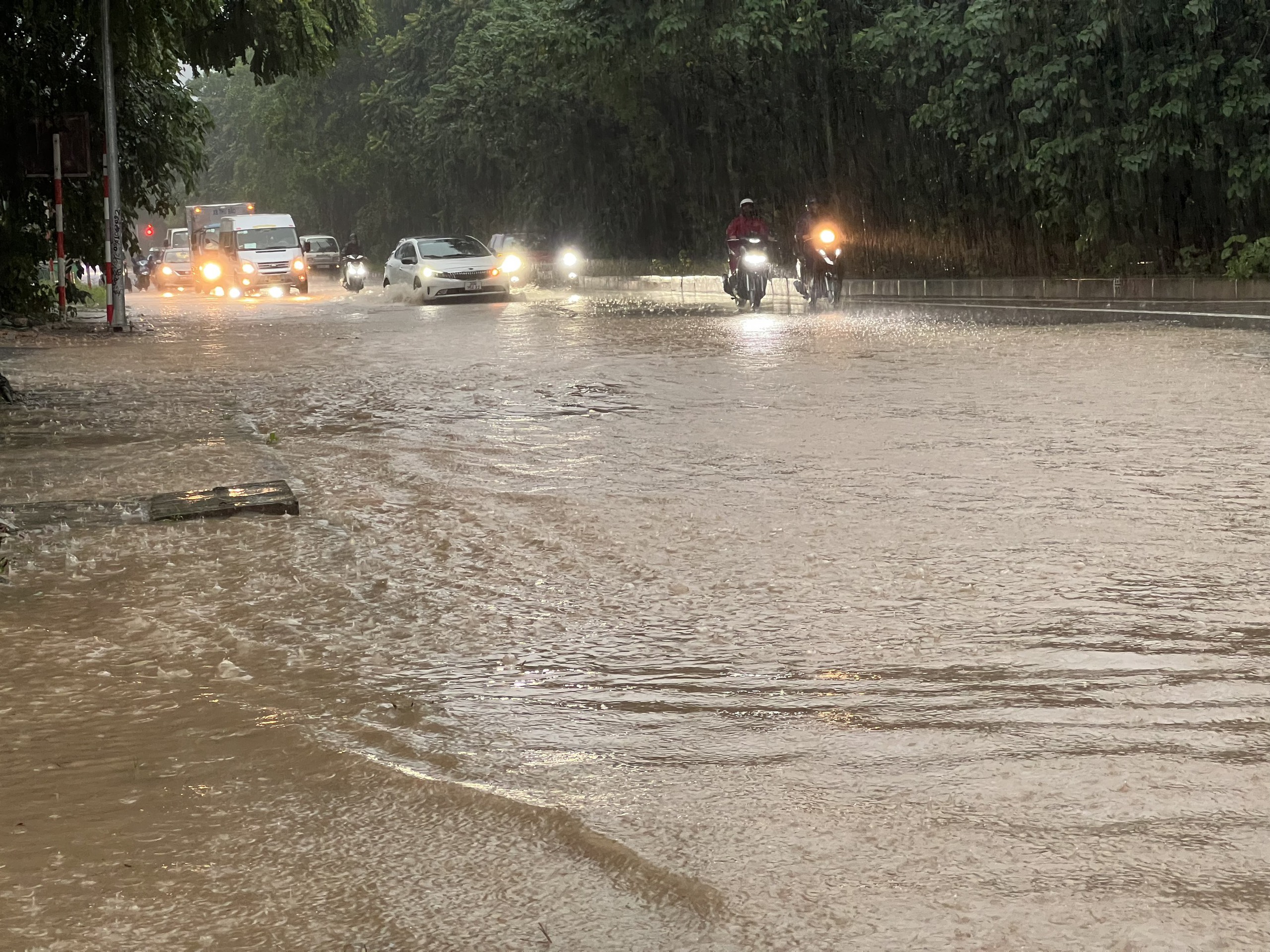 H&agrave; Nội: Người d&acirc;n b&igrave; b&otilde;m lội về nh&agrave; giờ tan tầm- Ảnh 5.