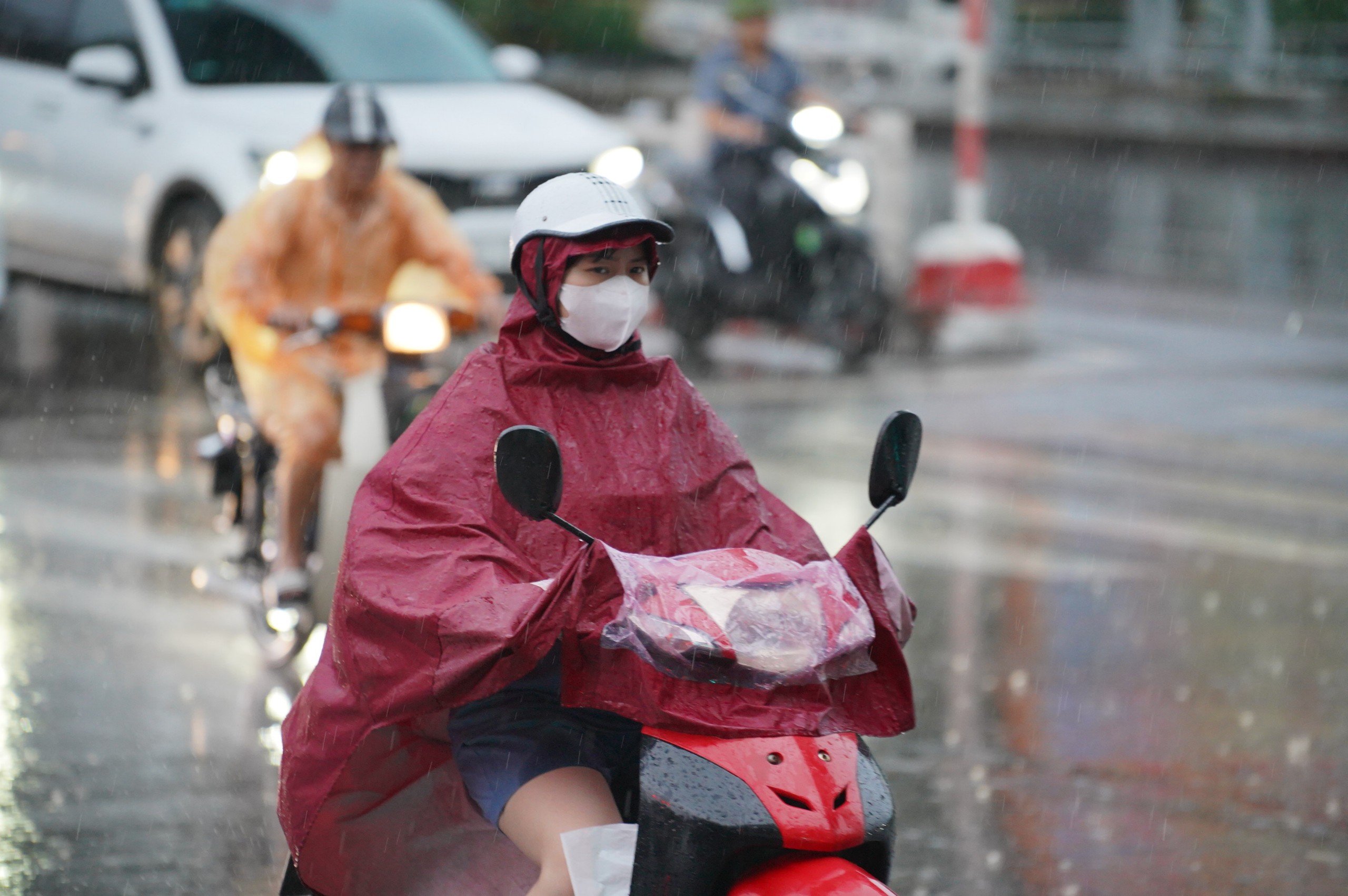 Mưa k&eacute;o d&agrave;i, người d&acirc;n H&agrave; Nội chật vật di chuyển tr&ecirc;n đường phố &ugrave;n tắc- Ảnh 5.