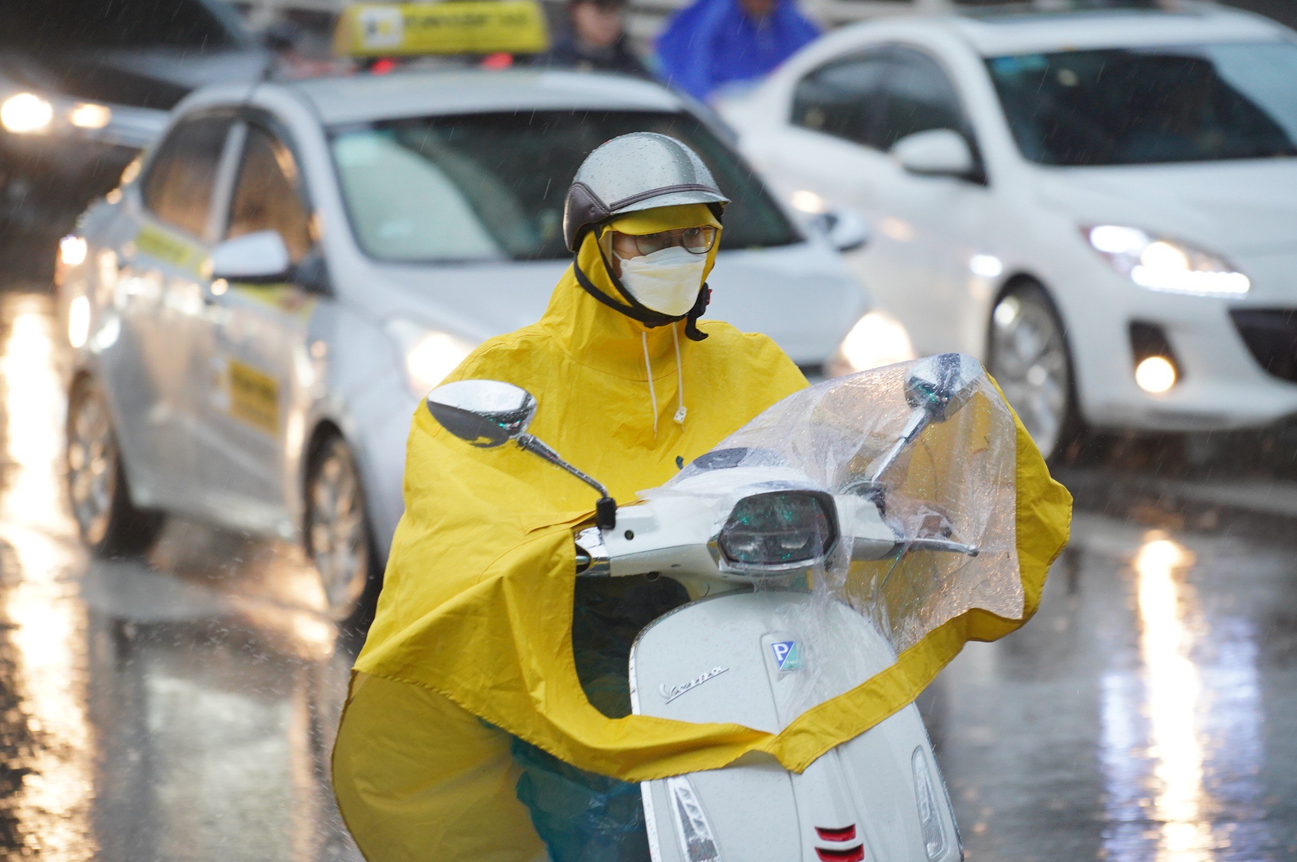 Mưa k&eacute;o d&agrave;i, người d&acirc;n H&agrave; Nội chật vật di chuyển tr&ecirc;n đường phố &ugrave;n tắc- Ảnh 4.