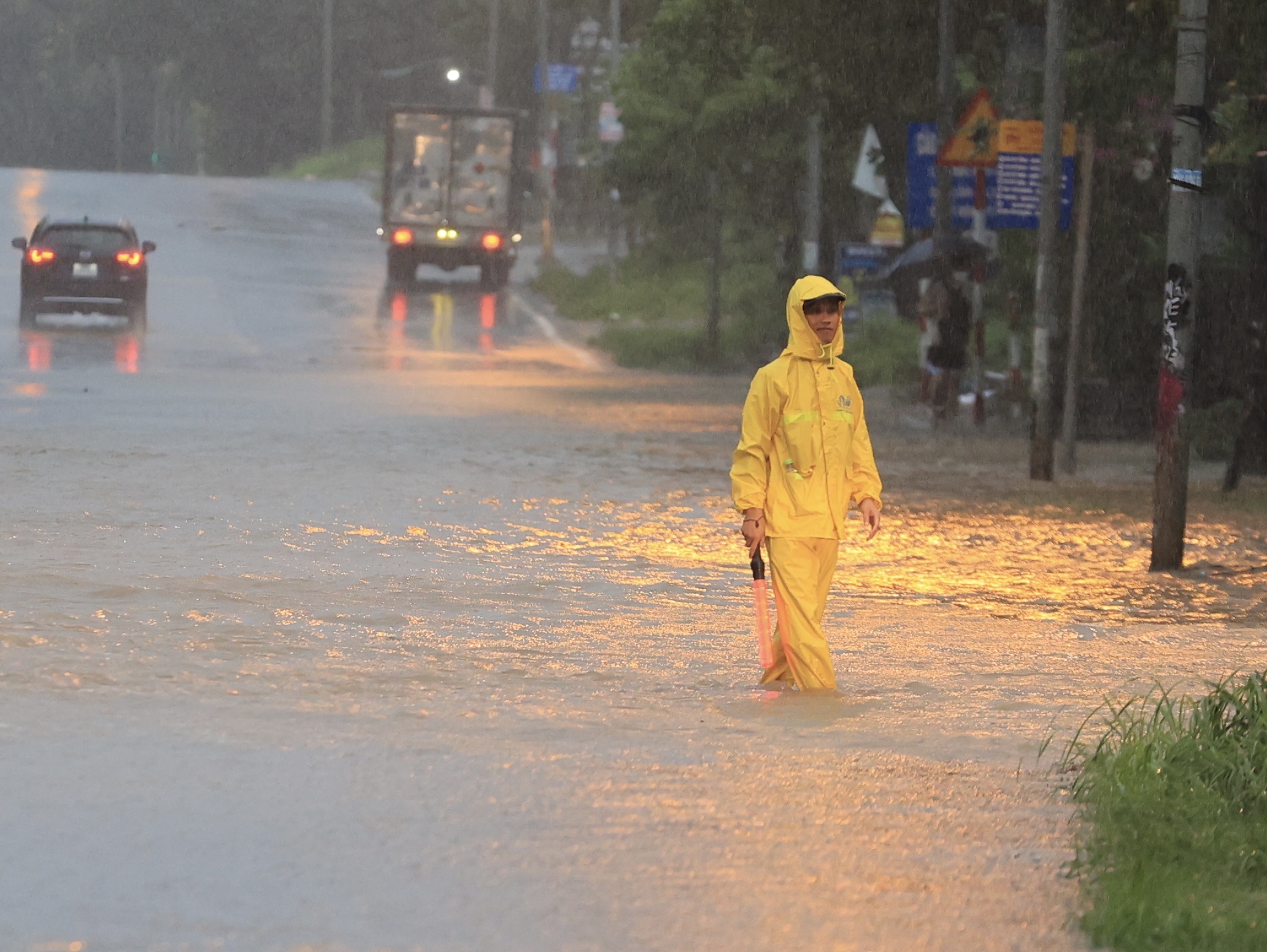 H&agrave; Nội: Người d&acirc;n b&igrave; b&otilde;m lội về nh&agrave; giờ tan tầm- Ảnh 9.