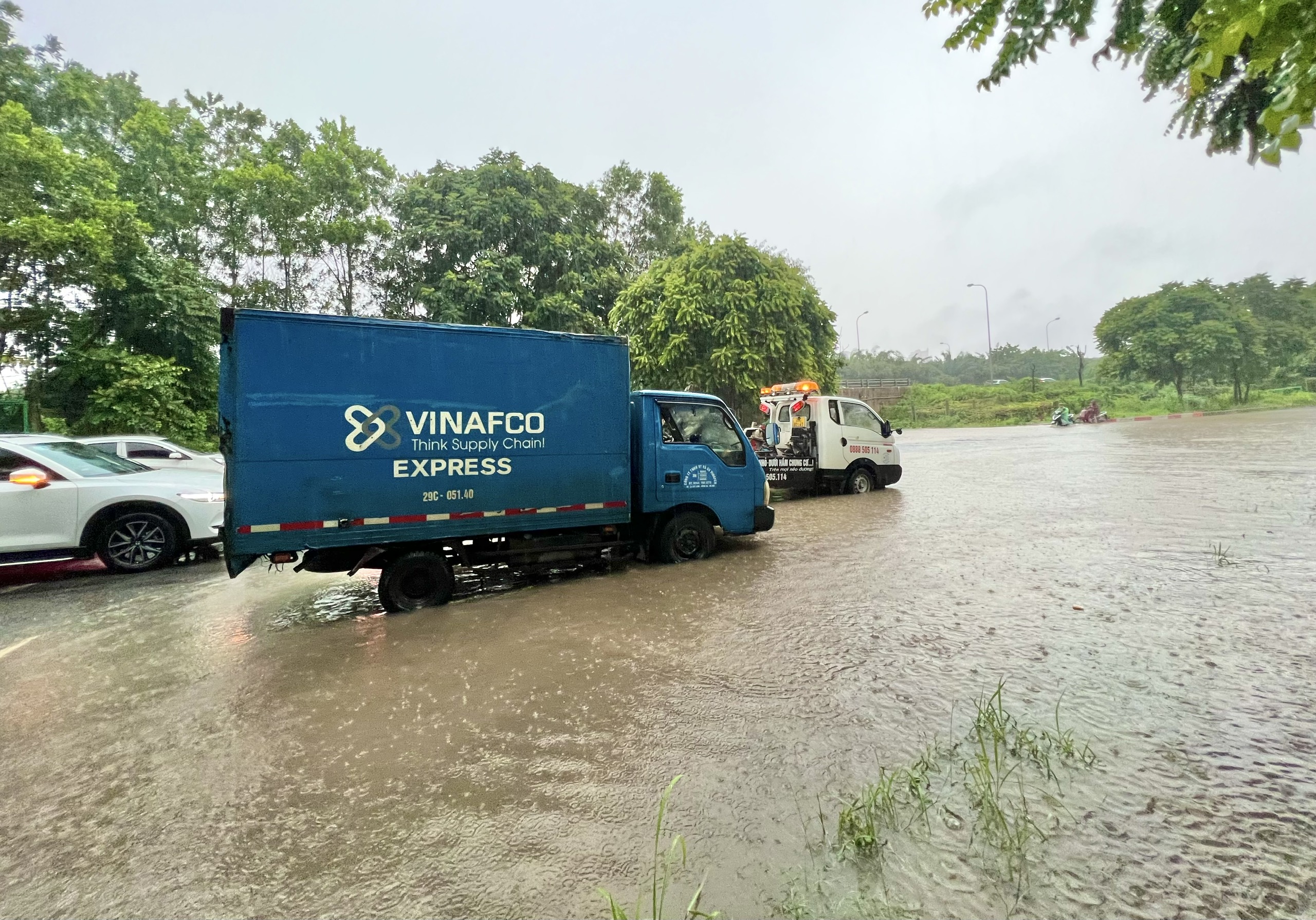 H&agrave; Nội: Người d&acirc;n b&igrave; b&otilde;m lội về nh&agrave; giờ tan tầm- Ảnh 1.