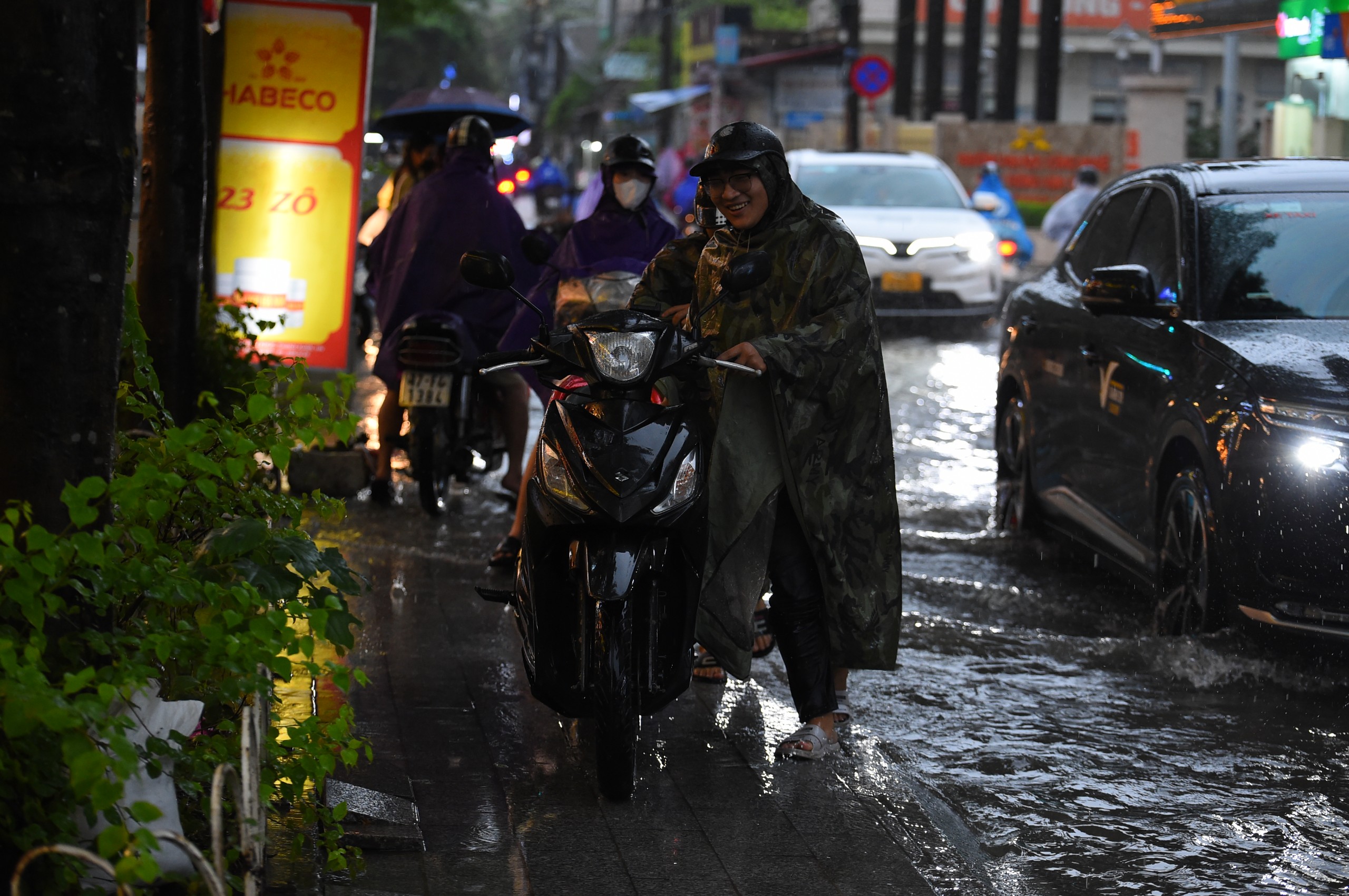 H&agrave; Nội: Người d&acirc;n b&igrave; b&otilde;m lội về nh&agrave; giờ tan tầm- Ảnh 17.