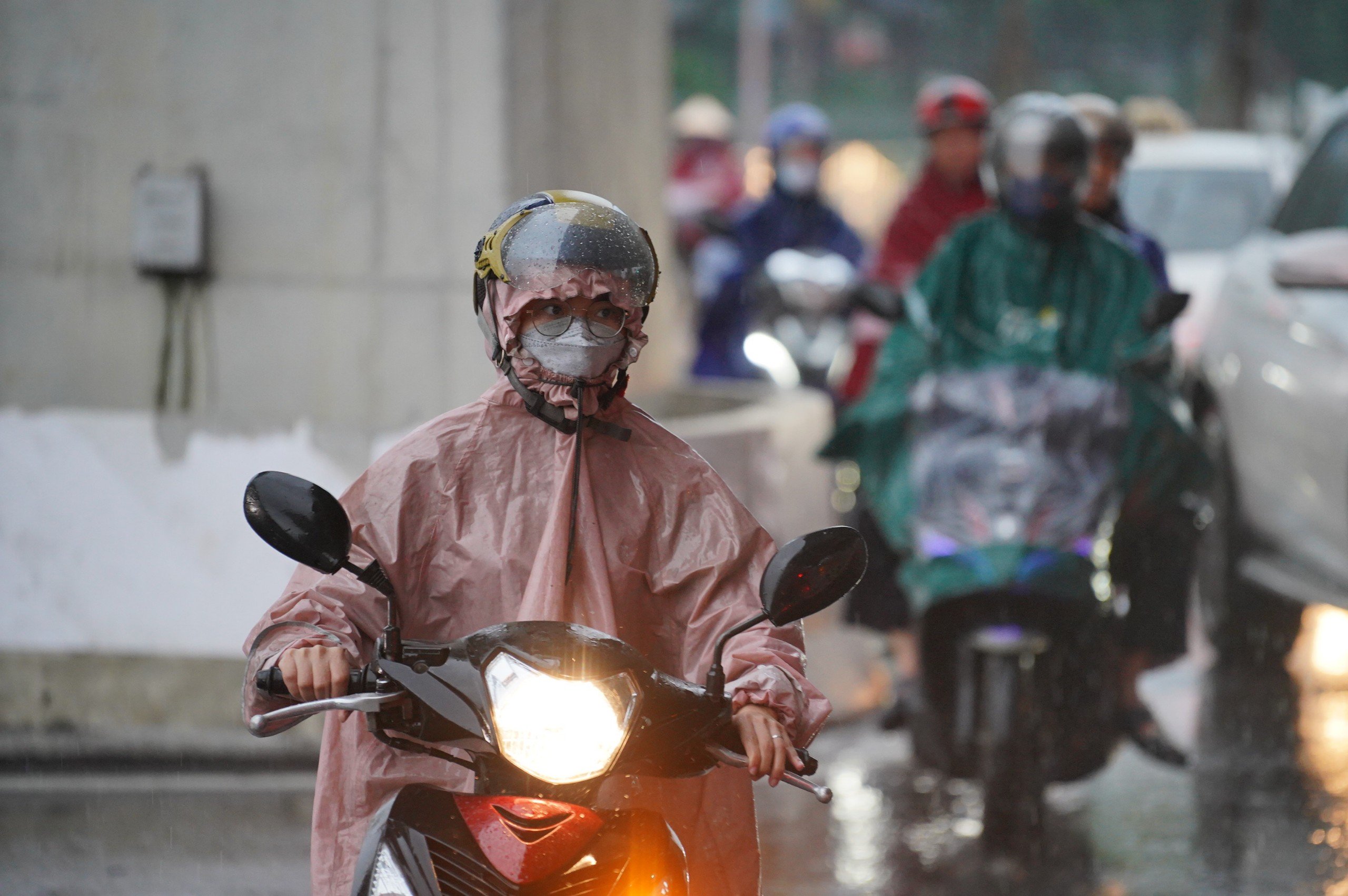 Mưa k&eacute;o d&agrave;i, người d&acirc;n H&agrave; Nội chật vật di chuyển tr&ecirc;n đường phố &ugrave;n tắc- Ảnh 3.