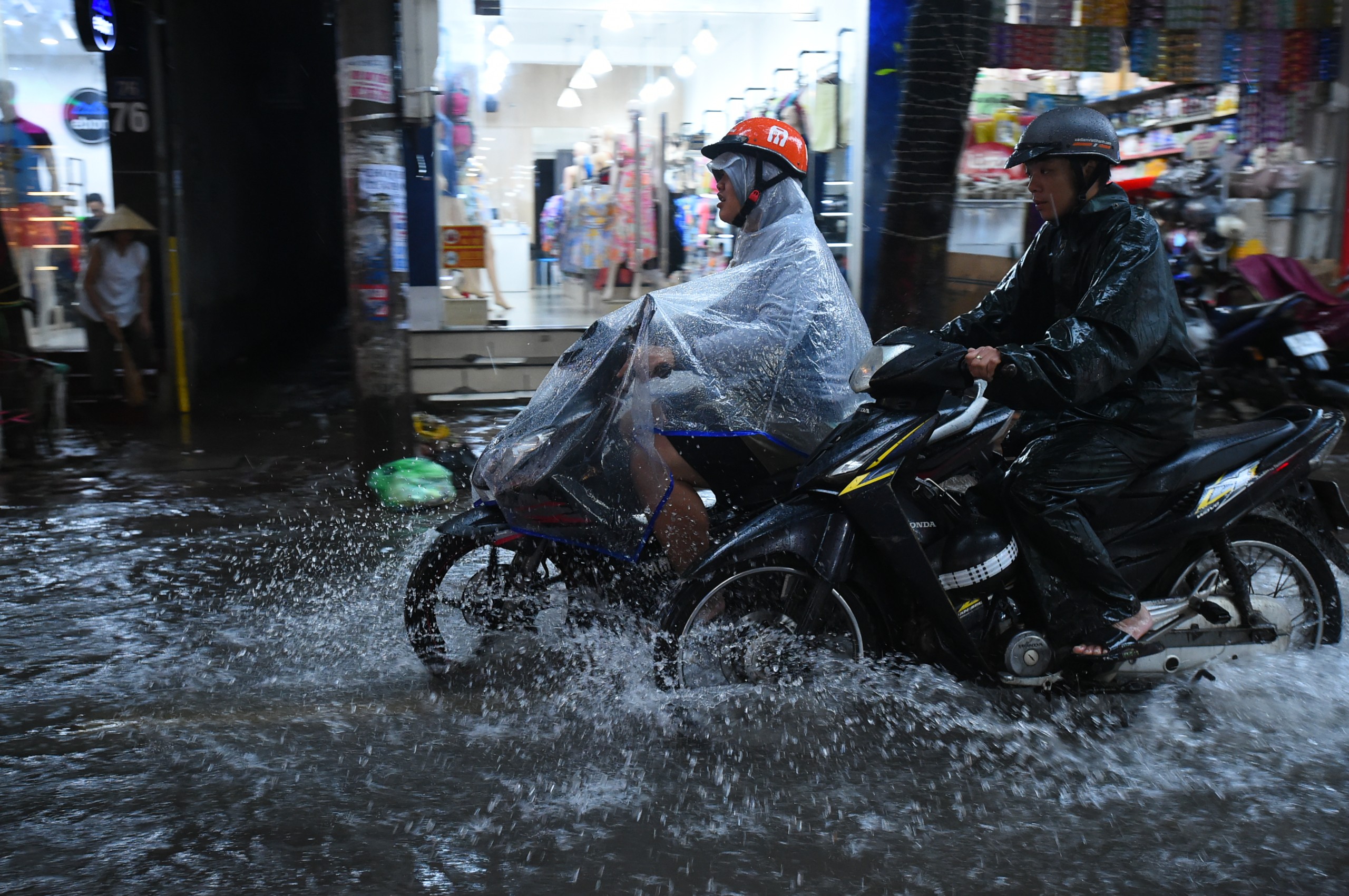 H&agrave; Nội: Người d&acirc;n b&igrave; b&otilde;m lội về nh&agrave; giờ tan tầm- Ảnh 19.