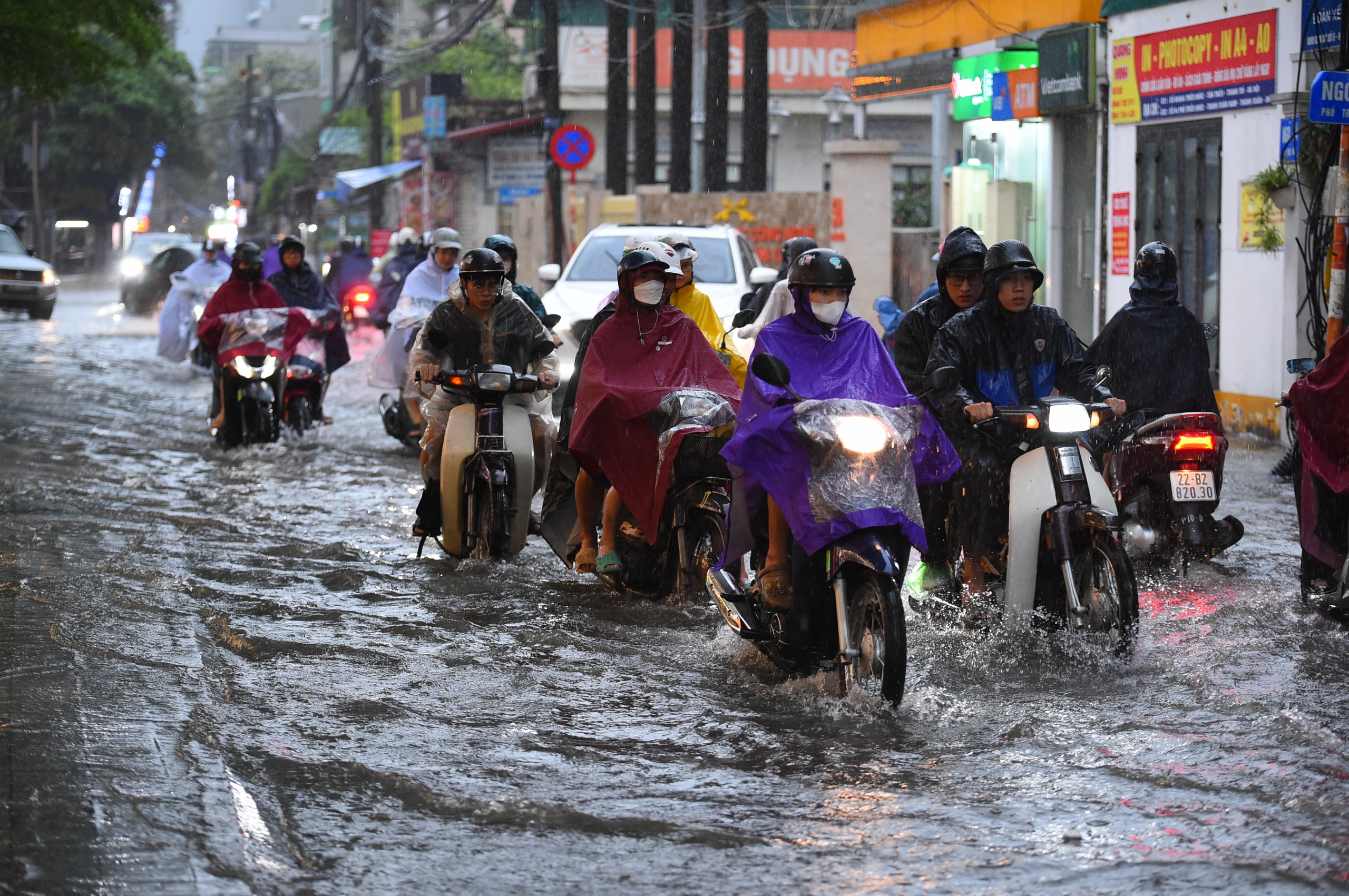 H&agrave; Nội: Người d&acirc;n b&igrave; b&otilde;m lội về nh&agrave; giờ tan tầm- Ảnh 16.