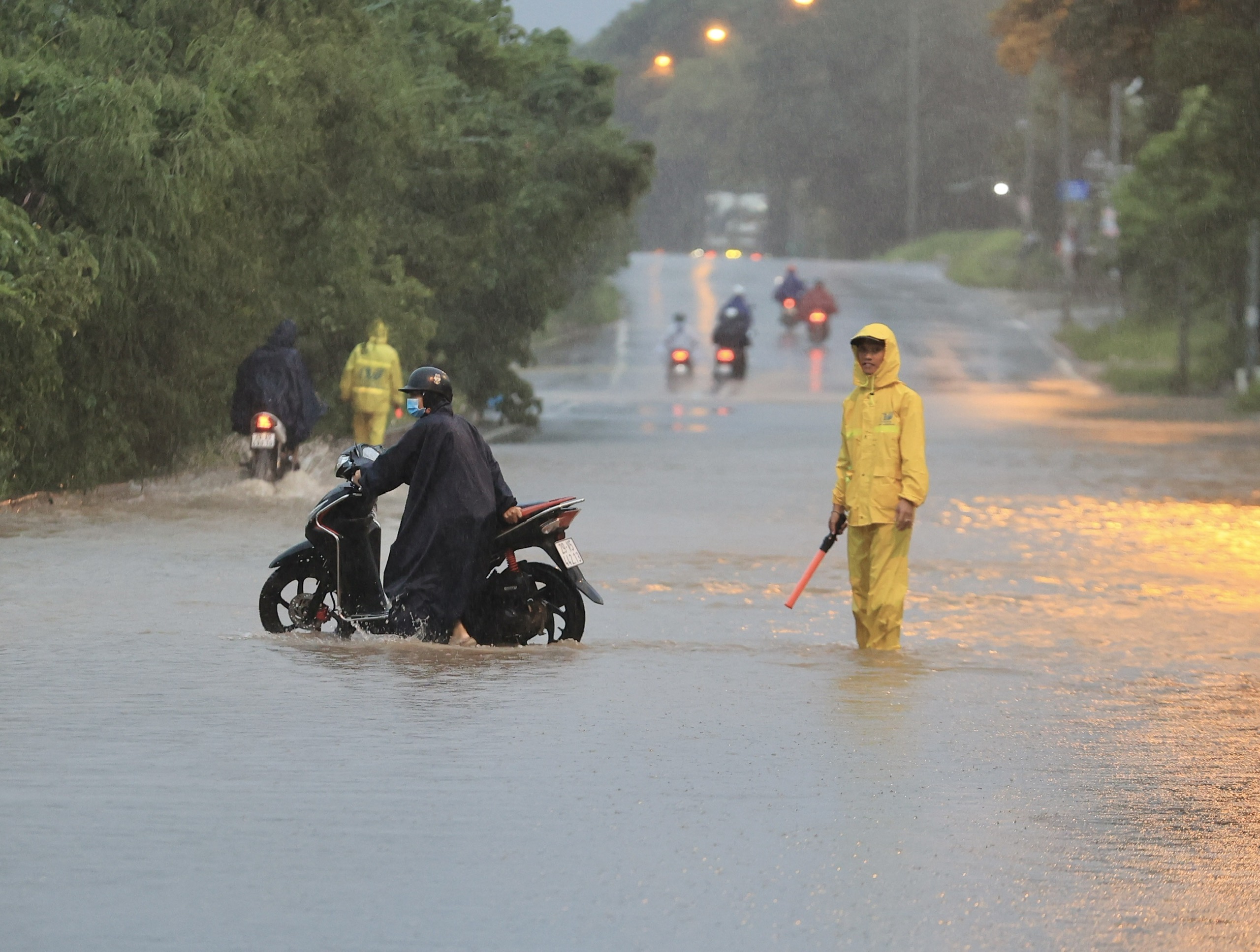 H&agrave; Nội: Người d&acirc;n b&igrave; b&otilde;m lội về nh&agrave; giờ tan tầm- Ảnh 10.