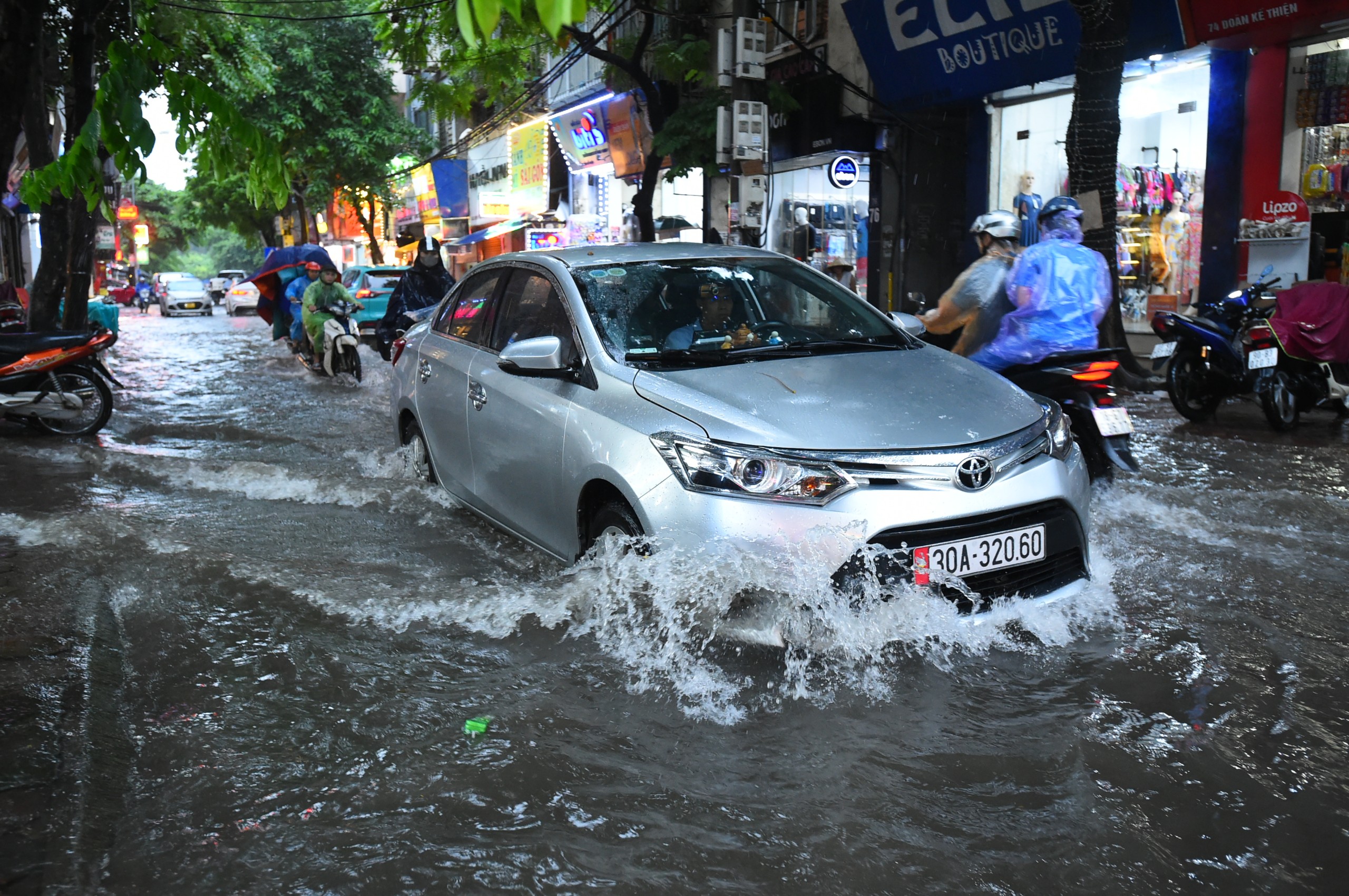 H&agrave; Nội: Người d&acirc;n b&igrave; b&otilde;m lội về nh&agrave; giờ tan tầm- Ảnh 21.