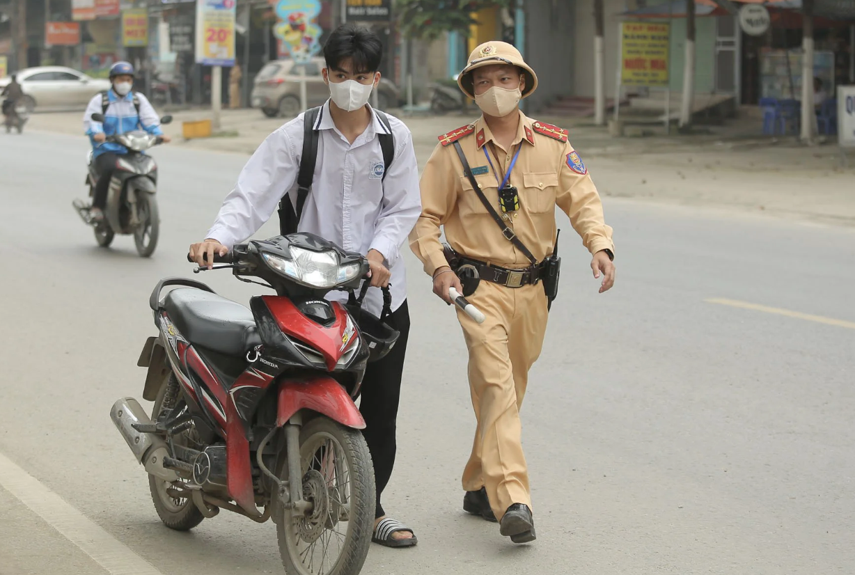 Xử nghi&ecirc;m cha mẹ đưa xe cho học sinh điều khiển khi chưa đủ điều kiện- Ảnh 1.