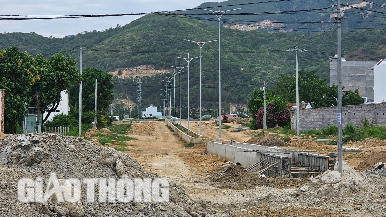 Khánh Hòa: Hơn 700m đường, thi công gần 4 năm vẫn ngổn ngang- Ảnh 2. Khánh Hòa: Hơn 700m đường, thi công gần 4 năm vẫn ngổn ngang- Ảnh 2.