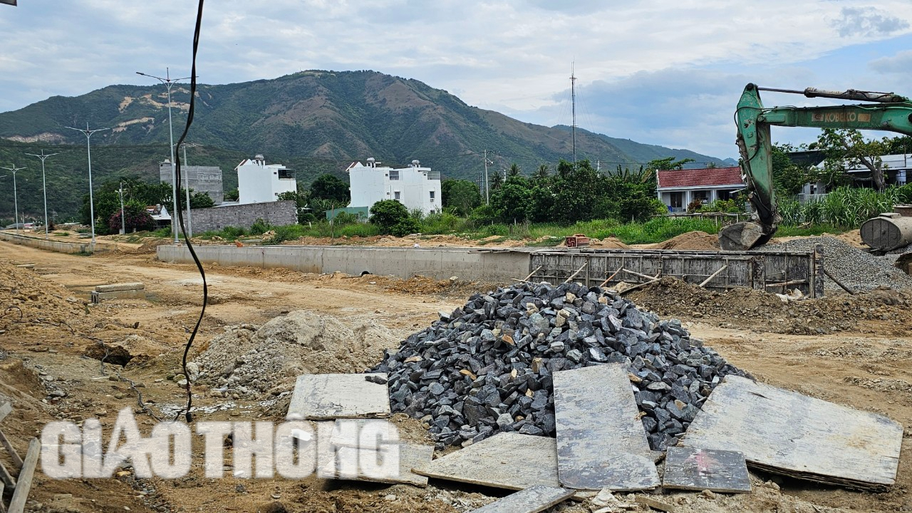 Khánh Hòa: Hơn 700m đường, thi công gần 4 năm vẫn ngổn ngang- Ảnh 4. Khánh Hòa: Hơn 700m đường, thi công gần 4 năm vẫn ngổn ngang- Ảnh 4.