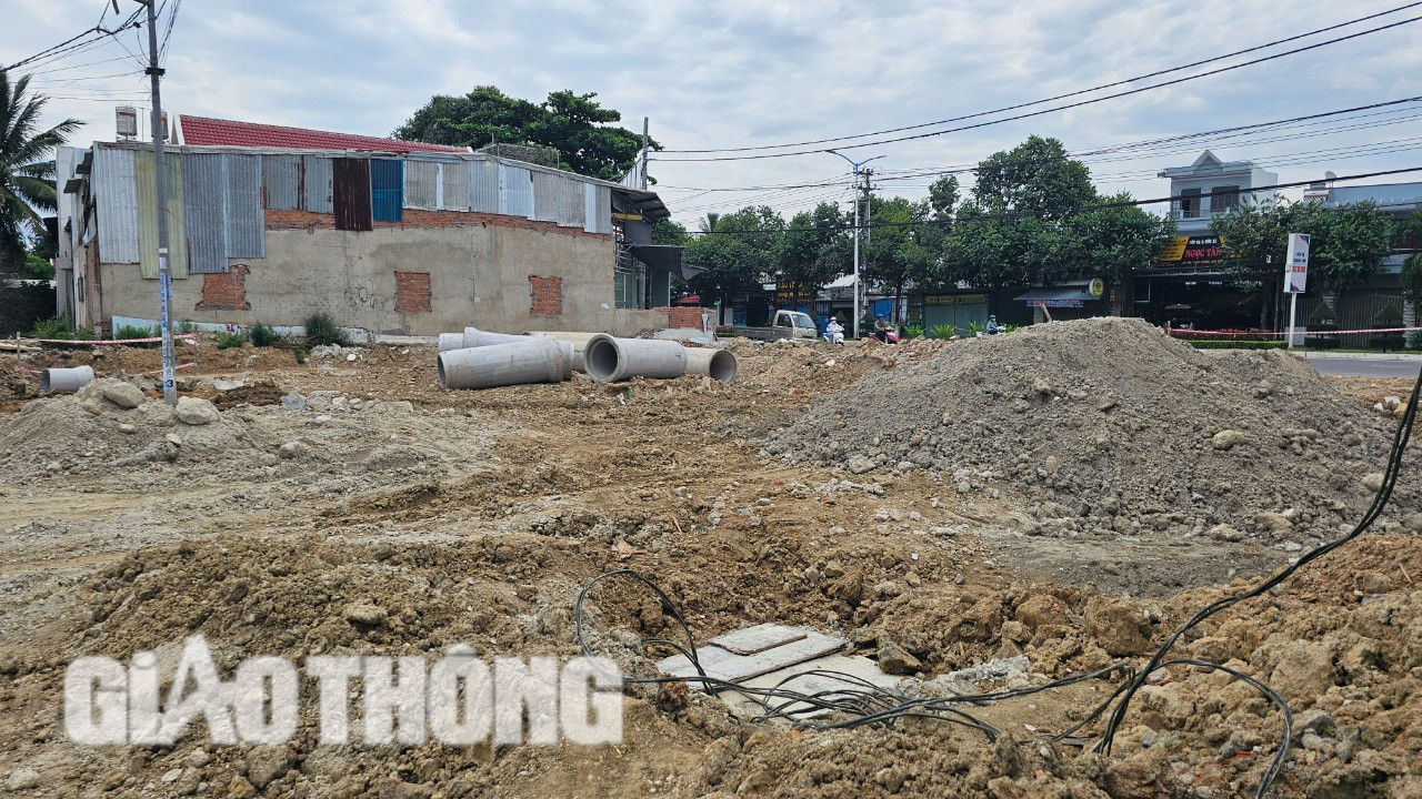 Khánh Hòa: Hơn 700m đường, thi công gần 4 năm vẫn ngổn ngang- Ảnh 6. Khánh Hòa: Hơn 700m đường, thi công gần 4 năm vẫn ngổn ngang- Ảnh 6.