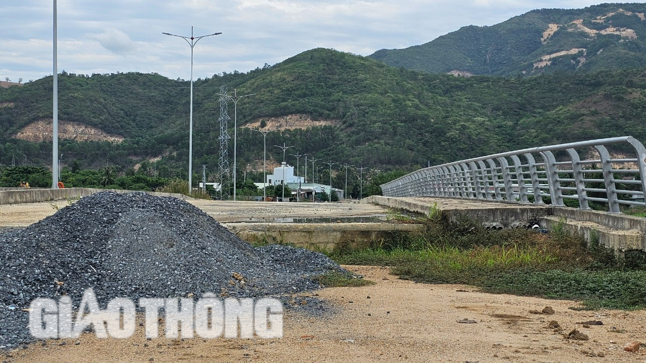 Khánh Hòa: Hơn 700m đường, thi công gần 4 năm vẫn ngổn ngang- Ảnh 7. Khánh Hòa: Hơn 700m đường, thi công gần 4 năm vẫn ngổn ngang- Ảnh 7.