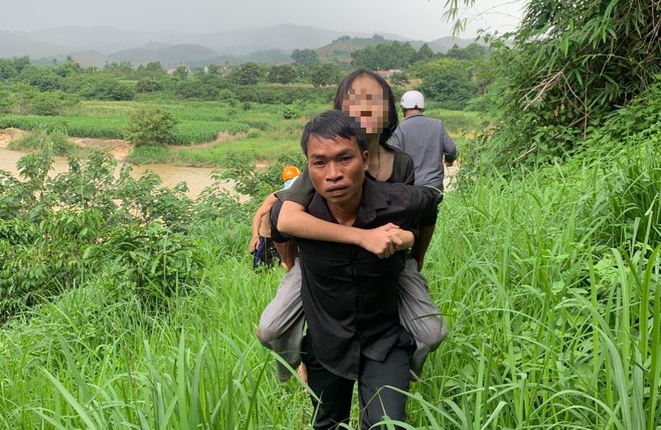 Nghe tiếng b&eacute; g&aacute;i k&ecirc;u cứu tr&ecirc;n s&ocirc;ng, c&aacute;n bộ x&atilde; v&agrave; người d&acirc;n cứu sống trong gang tấc- Ảnh 2.