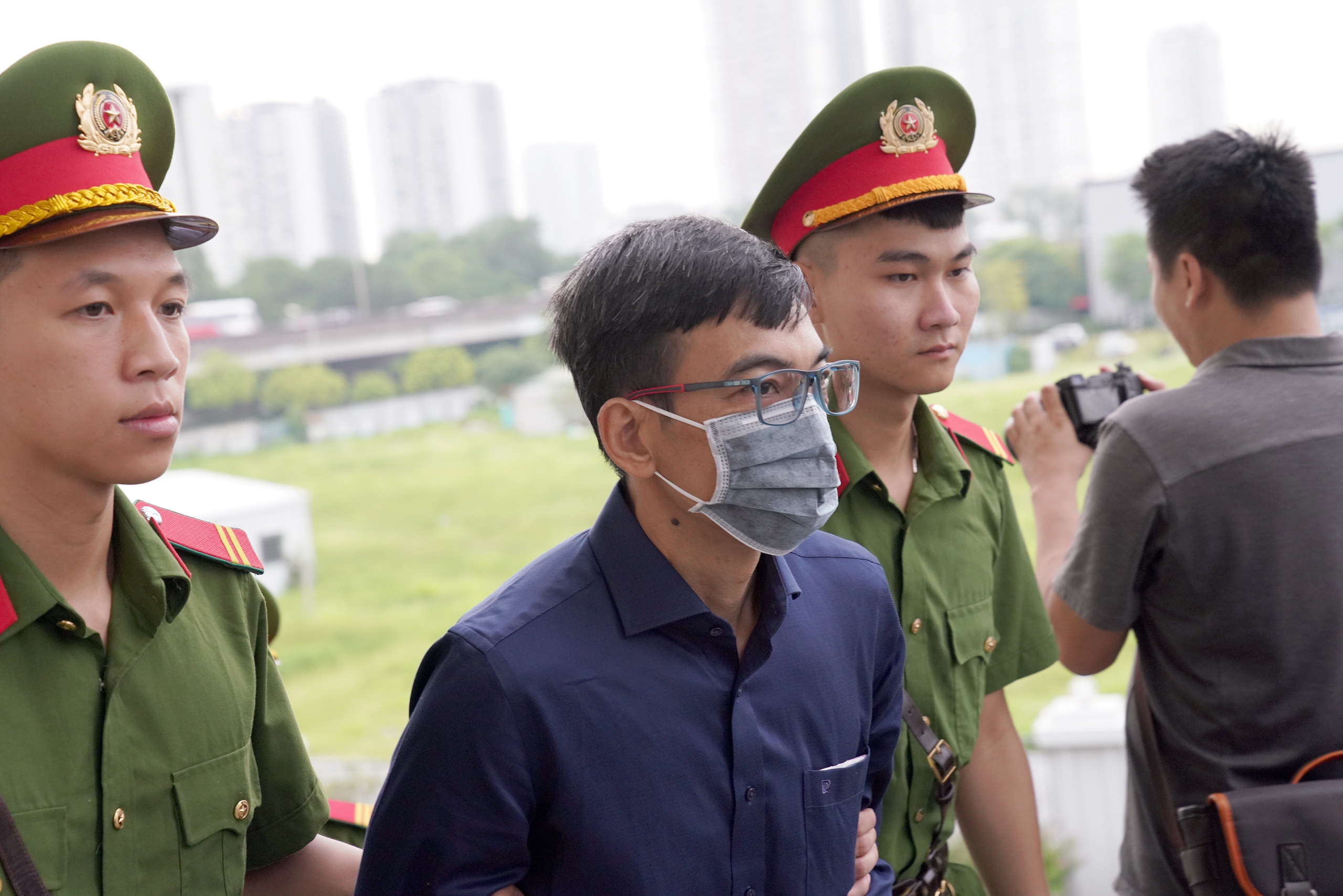 Cựu l&atilde;nh đạo Chứng kho&aacute;n HOSE: "T&ocirc;i bị con virus lừa đảo chui qua c&aacute;c cửa"- Ảnh 1.